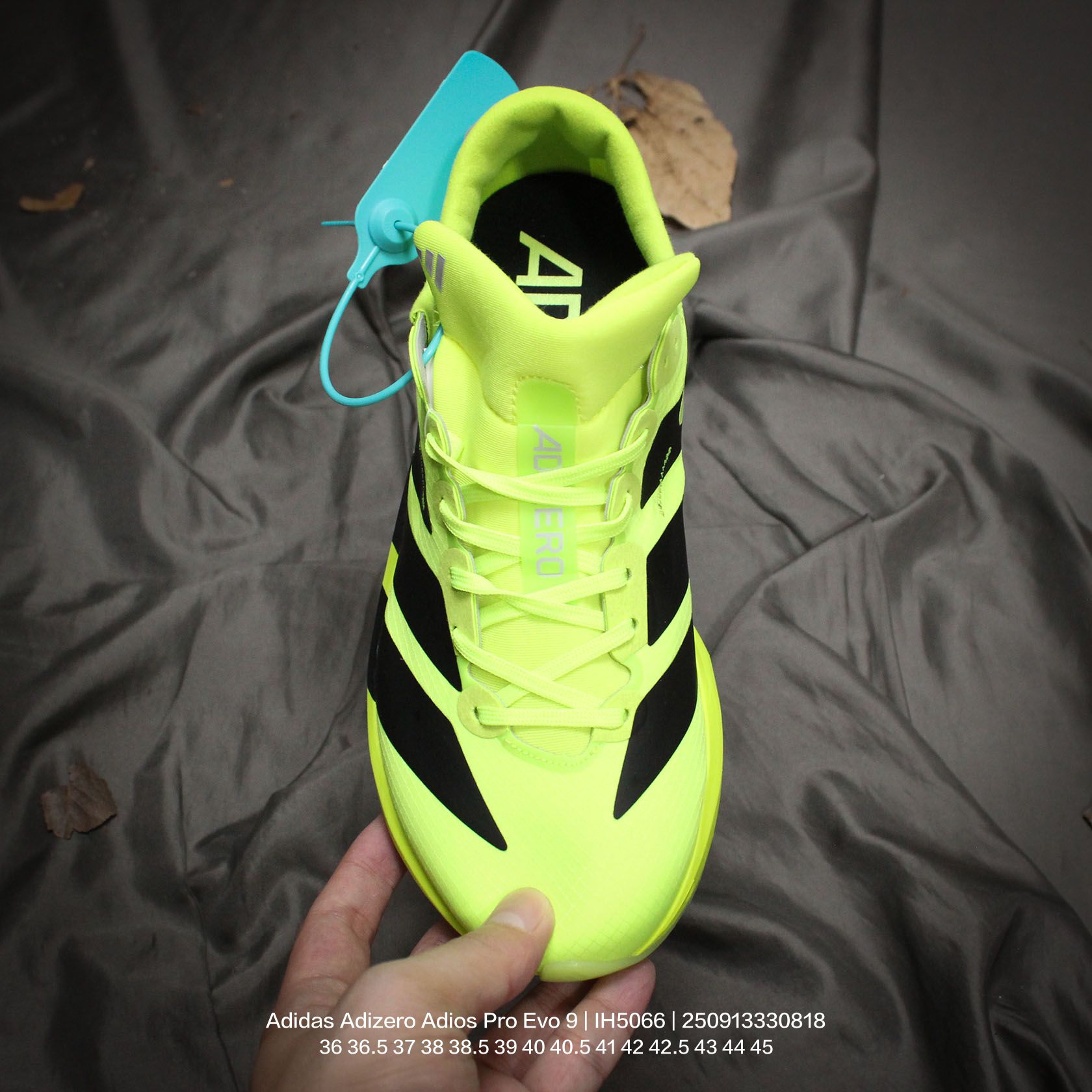 💰115
Adidas/阿迪达斯 男女鞋真标半码制,升级原楦原纸版开发,采用轻质单向弹性梭织鞋面材质,中底搭载Lightstrike高密度发泡+前掌单块Lightstrike Pro避震科技,外搭马牌橡胶橡胶防滑底片❗全新极简设计语言,阿迪达斯Adidas Adizero Adios Pro Evo 9"Triple White"零度平安进化版9系列低帮轻便透气竞速休闲运动慢跑鞋“ IH5066
类型:男女鞋
码数:36 36.5 37 38 38.5 39 40 40.5 41 42 42.5 43 44 45
编码:250913330.818