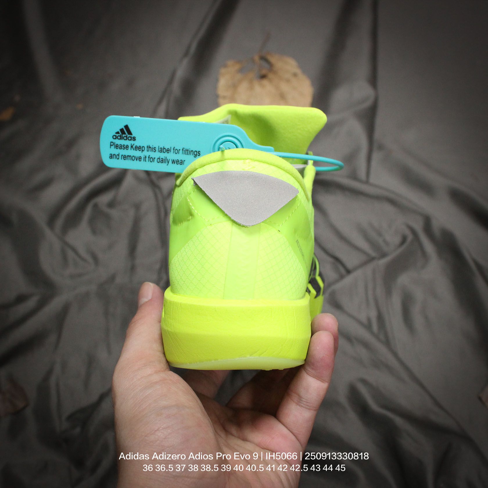 💰115
Adidas/阿迪达斯 男女鞋真标半码制,升级原楦原纸版开发,采用轻质单向弹性梭织鞋面材质,中底搭载Lightstrike高密度发泡+前掌单块Lightstrike Pro避震科技,外搭马牌橡胶橡胶防滑底片❗全新极简设计语言,阿迪达斯Adidas Adizero Adios Pro Evo 9"Triple White"零度平安进化版9系列低帮轻便透气竞速休闲运动慢跑鞋“ IH5066
类型:男女鞋
码数:36 36.5 37 38 38.5 39 40 40.5 41 42 42.5 43 44 45
编码:250913330.818