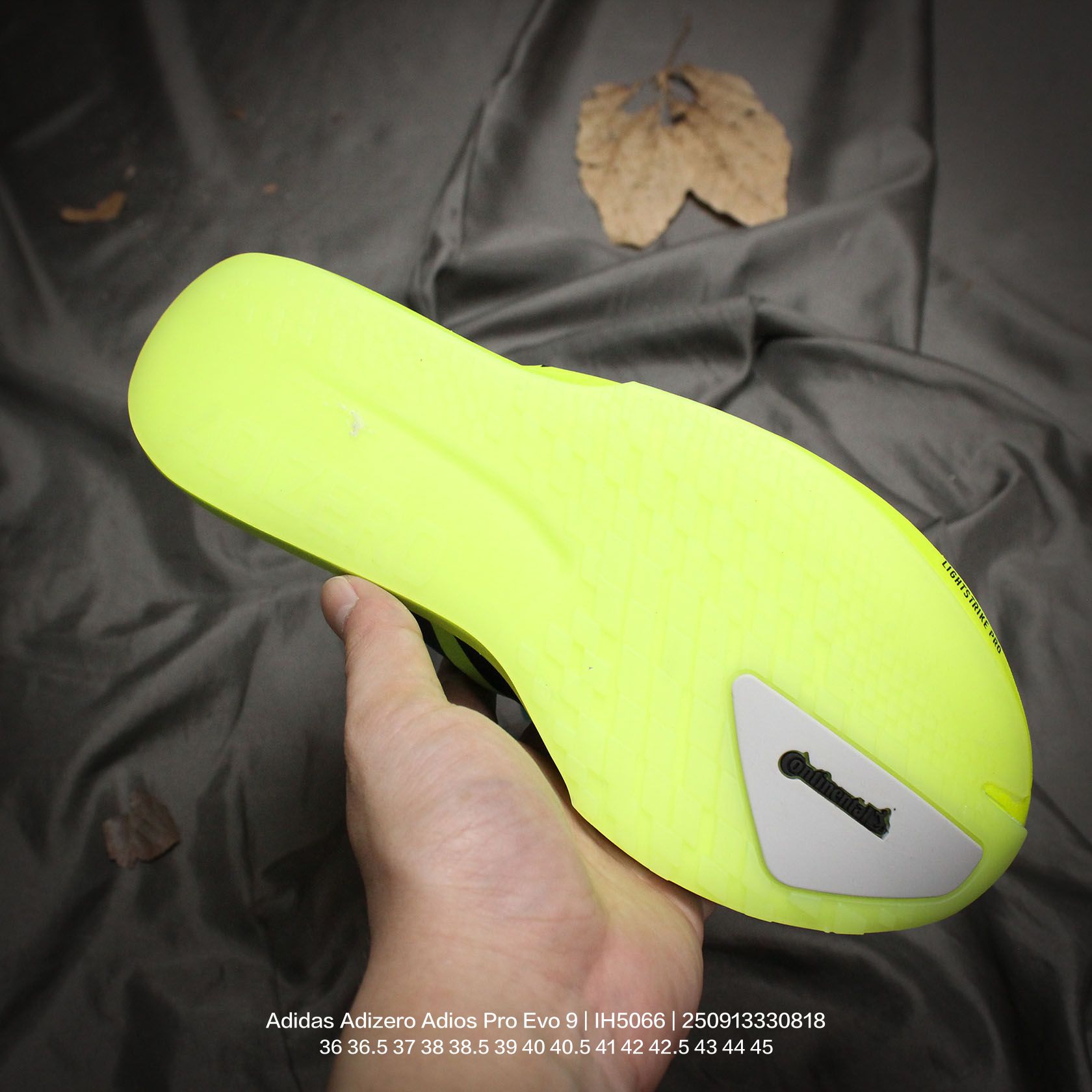 💰115
Adidas/阿迪达斯 男女鞋真标半码制,升级原楦原纸版开发,采用轻质单向弹性梭织鞋面材质,中底搭载Lightstrike高密度发泡+前掌单块Lightstrike Pro避震科技,外搭马牌橡胶橡胶防滑底片❗全新极简设计语言,阿迪达斯Adidas Adizero Adios Pro Evo 9"Triple White"零度平安进化版9系列低帮轻便透气竞速休闲运动慢跑鞋“ IH5066
类型:男女鞋
码数:36 36.5 37 38 38.5 39 40 40.5 41 42 42.5 43 44 45
编码:250913330.818