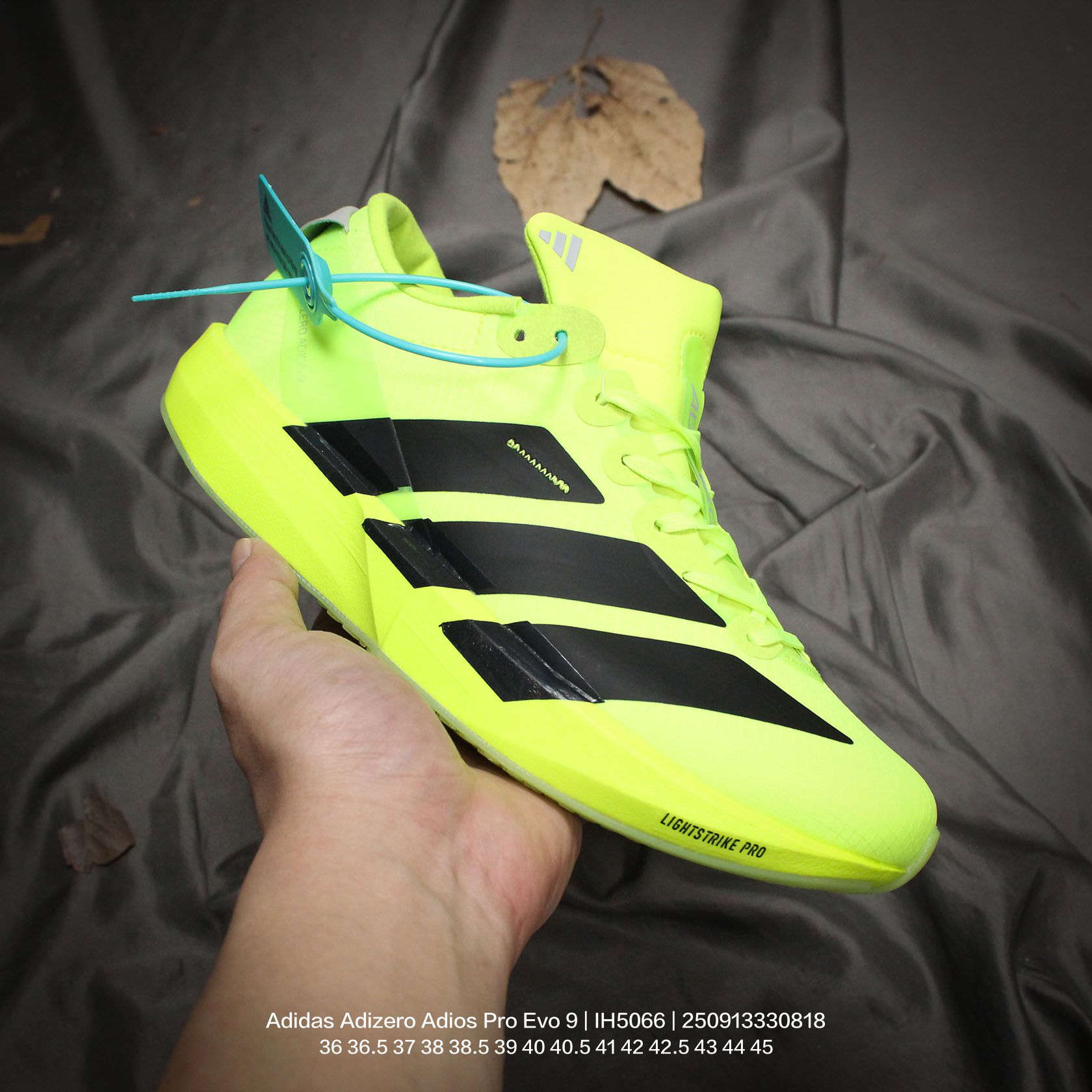 💰115
Adidas/阿迪达斯 男女鞋真标半码制，升级原楦原纸版开发，采用轻质单向弹性梭织鞋面材质，中底搭载Lightstrike高密度发泡+前掌单块Lightstrike Pro避震科技，外搭马牌橡胶橡胶防滑底片❗全新极简设计语言，阿迪达斯Adidas Adizero Adios Pro Evo 9"Triple White"零度平安进化版9系列低帮轻便透气竞速休闲运动慢跑鞋“ IH5066

类型：男女鞋
码数：36 36.5 37 38 38.5 39 40 40.5 41 42 42.5 43 44 45
编码：250913330.818