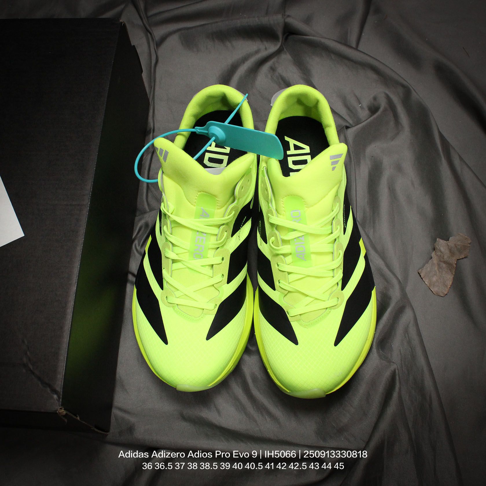 💰115
Adidas/阿迪达斯 男女鞋真标半码制,升级原楦原纸版开发,采用轻质单向弹性梭织鞋面材质,中底搭载Lightstrike高密度发泡+前掌单块Lightstrike Pro避震科技,外搭马牌橡胶橡胶防滑底片❗全新极简设计语言,阿迪达斯Adidas Adizero Adios Pro Evo 9"Triple White"零度平安进化版9系列低帮轻便透气竞速休闲运动慢跑鞋“ IH5066
类型:男女鞋
码数:36 36.5 37 38 38.5 39 40 40.5 41 42 42.5 43 44 45
编码:250913330.818