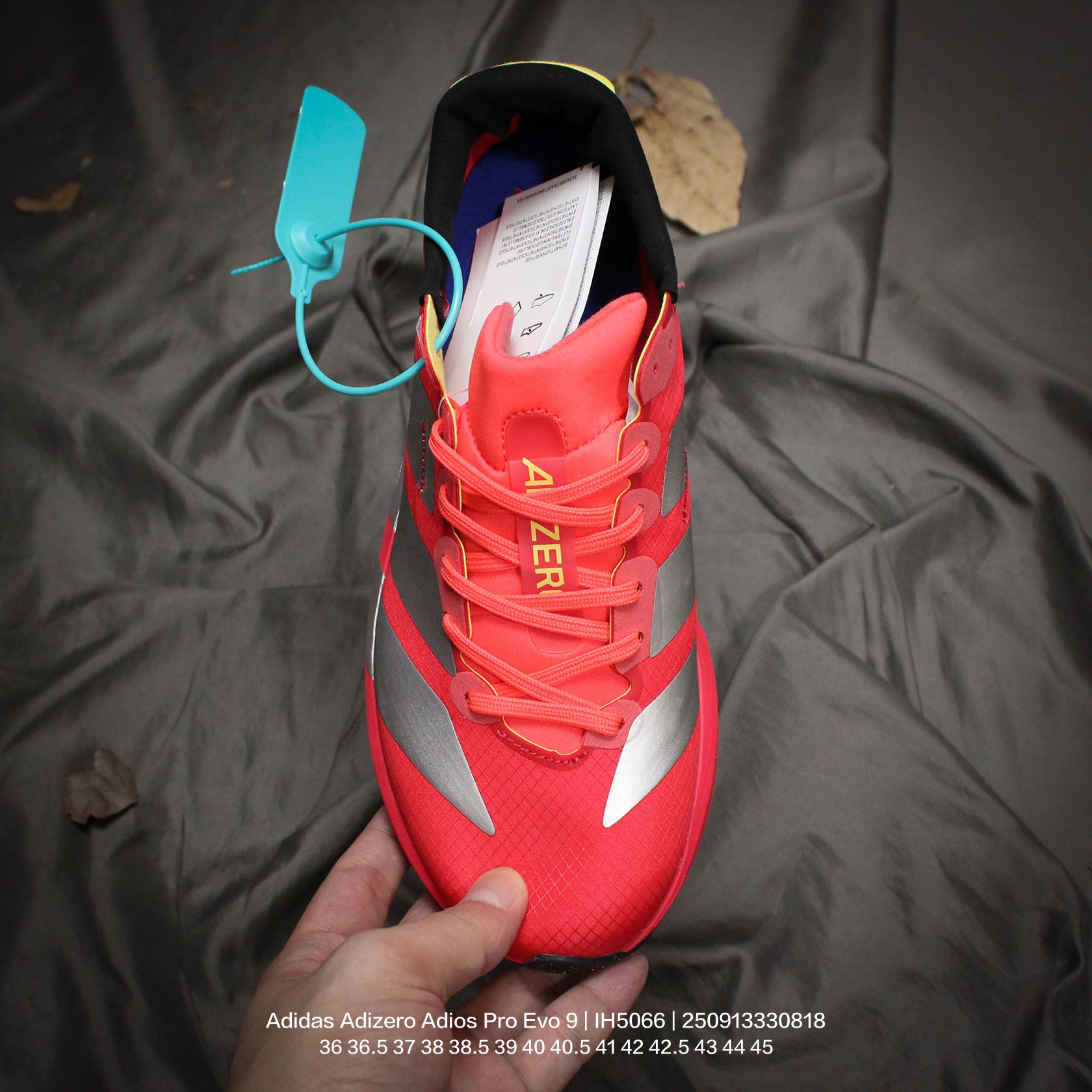 💰115
Adidas/阿迪达斯 男女鞋真标半码制,升级原楦原纸版开发,采用轻质单向弹性梭织鞋面材质,中底搭载Lightstrike高密度发泡+前掌单块Lightstrike Pro避震科技,外搭马牌橡胶橡胶防滑底片❗全新极简设计语言,阿迪达斯Adidas Adizero Adios Pro Evo 9"Triple White"零度平安进化版9系列低帮轻便透气竞速休闲运动慢跑鞋“ IH5066
类型:男女鞋
码数:36 36.5 37 38 38.5 39 40 40.5 41 42 42.5 43 44 45
编码:250913330.818