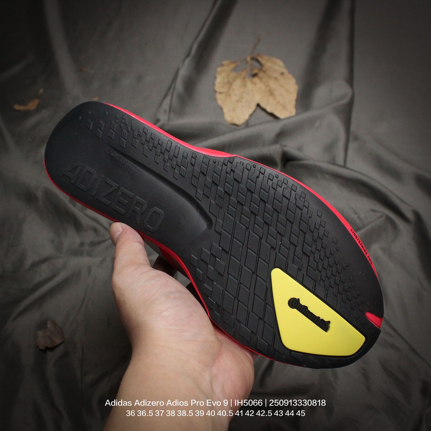 💰115
Adidas/阿迪达斯 男女鞋真标半码制,升级原楦原纸版开发,采用轻质单向弹性梭织鞋面材质,中底搭载Lightstrike高密度发泡+前掌单块Lightstrike Pro避震科技,外搭马牌橡胶橡胶防滑底片❗全新极简设计语言,阿迪达斯Adidas Adizero Adios Pro Evo 9"Triple White"零度平安进化版9系列低帮轻便透气竞速休闲运动慢跑鞋“ IH5066
类型:男女鞋
码数:36 36.5 37 38 38.5 39 40 40.5 41 42 42.5 43 44 45
编码:250913330.818