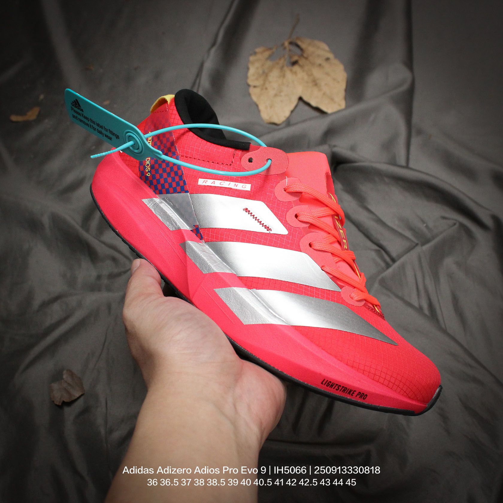 💰115
Adidas/阿迪达斯 男女鞋真标半码制，升级原楦原纸版开发，采用轻质单向弹性梭织鞋面材质，中底搭载Lightstrike高密度发泡+前掌单块Lightstrike Pro避震科技，外搭马牌橡胶橡胶防滑底片❗全新极简设计语言，阿迪达斯Adidas Adizero Adios Pro Evo 9"Triple White"零度平安进化版9系列低帮轻便透气竞速休闲运动慢跑鞋“ IH5066

类型：男女鞋
码数：36 36.5 37 38 38.5 39 40 40.5 41 42 42.5 43 44 45
编码：250913330.818