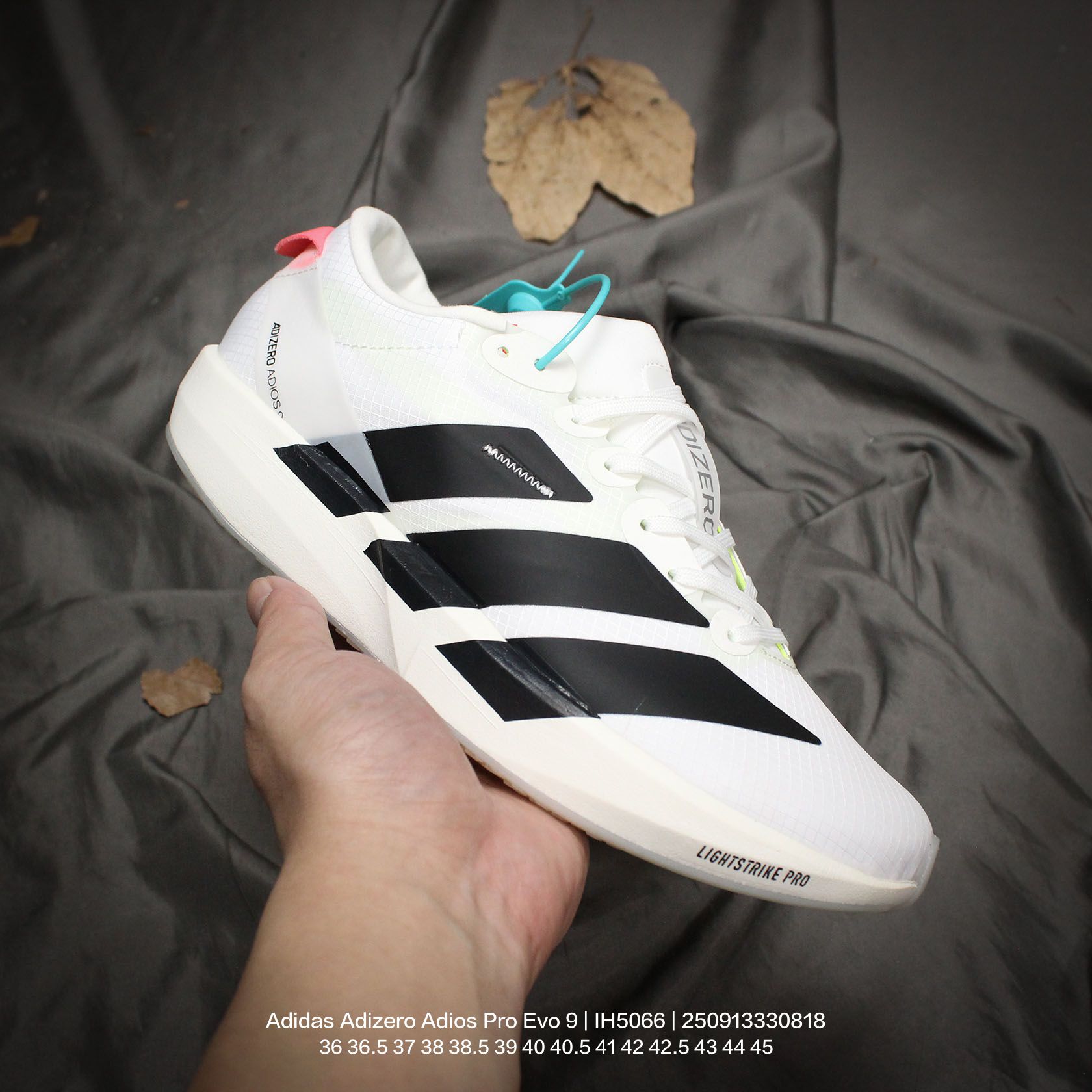 💰115
Adidas/阿迪达斯 男女鞋真标半码制，升级原楦原纸版开发，采用轻质单向弹性梭织鞋面材质，中底搭载Lightstrike高密度发泡+前掌单块Lightstrike Pro避震科技，外搭马牌橡胶橡胶防滑底片❗全新极简设计语言，阿迪达斯Adidas Adizero Adios Pro Evo 9"Triple White"零度平安进化版9系列低帮轻便透气竞速休闲运动慢跑鞋“ IH5066

类型：男女鞋
码数：36 36.5 37 38 38.5 39 40 40.5 41 42 42.5 43 44 45
编码：250913330.818