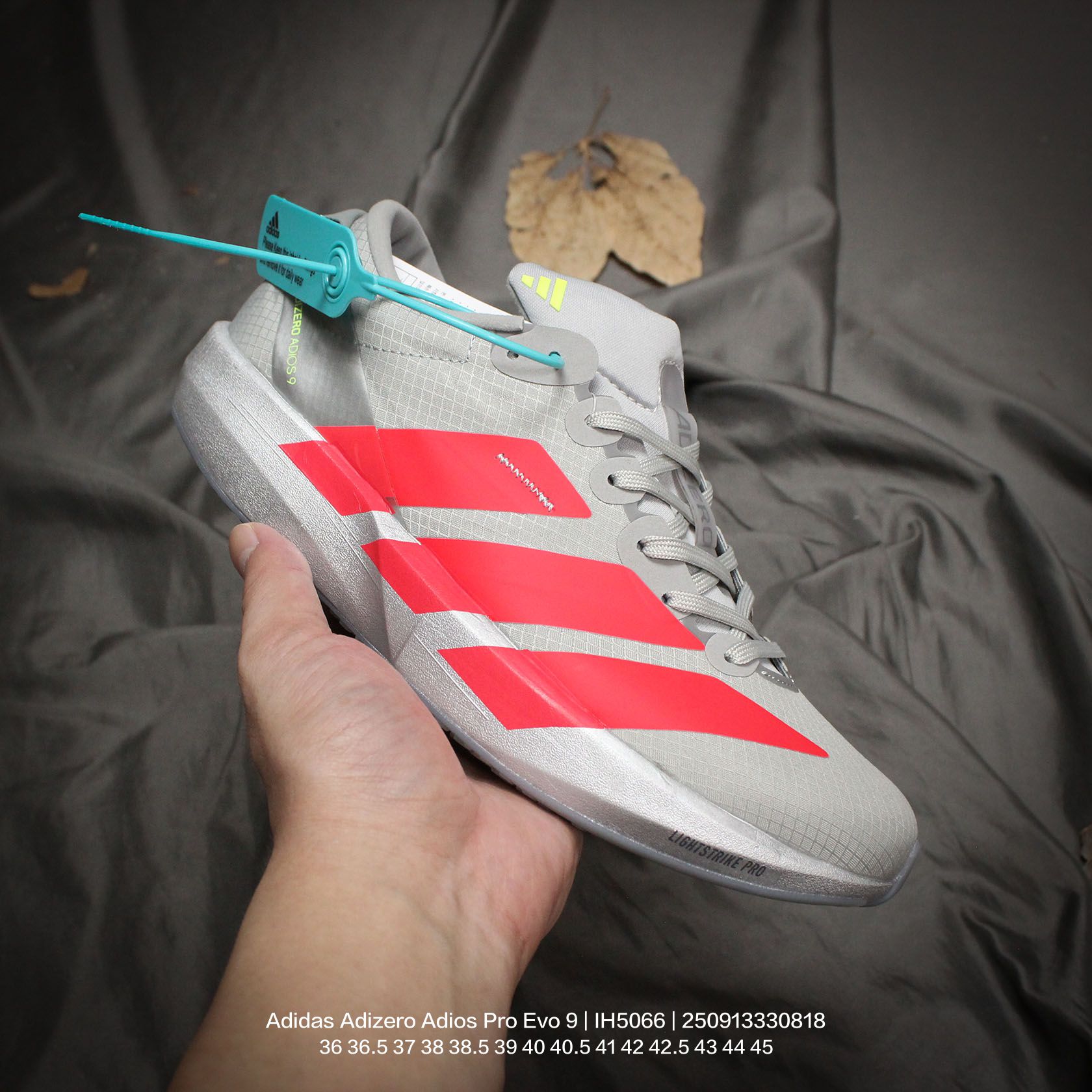 💰115
Adidas/阿迪达斯 男女鞋真标半码制，升级原楦原纸版开发，采用轻质单向弹性梭织鞋面材质，中底搭载Lightstrike高密度发泡+前掌单块Lightstrike Pro避震科技，外搭马牌橡胶橡胶防滑底片❗全新极简设计语言，阿迪达斯Adidas Adizero Adios Pro Evo 9"Triple White"零度平安进化版9系列低帮轻便透气竞速休闲运动慢跑鞋“ IH5066

类型：男女鞋
码数：36 36.5 37 38 38.5 39 40 40.5 41 42 42.5 43 44 45
编码：250913330.818