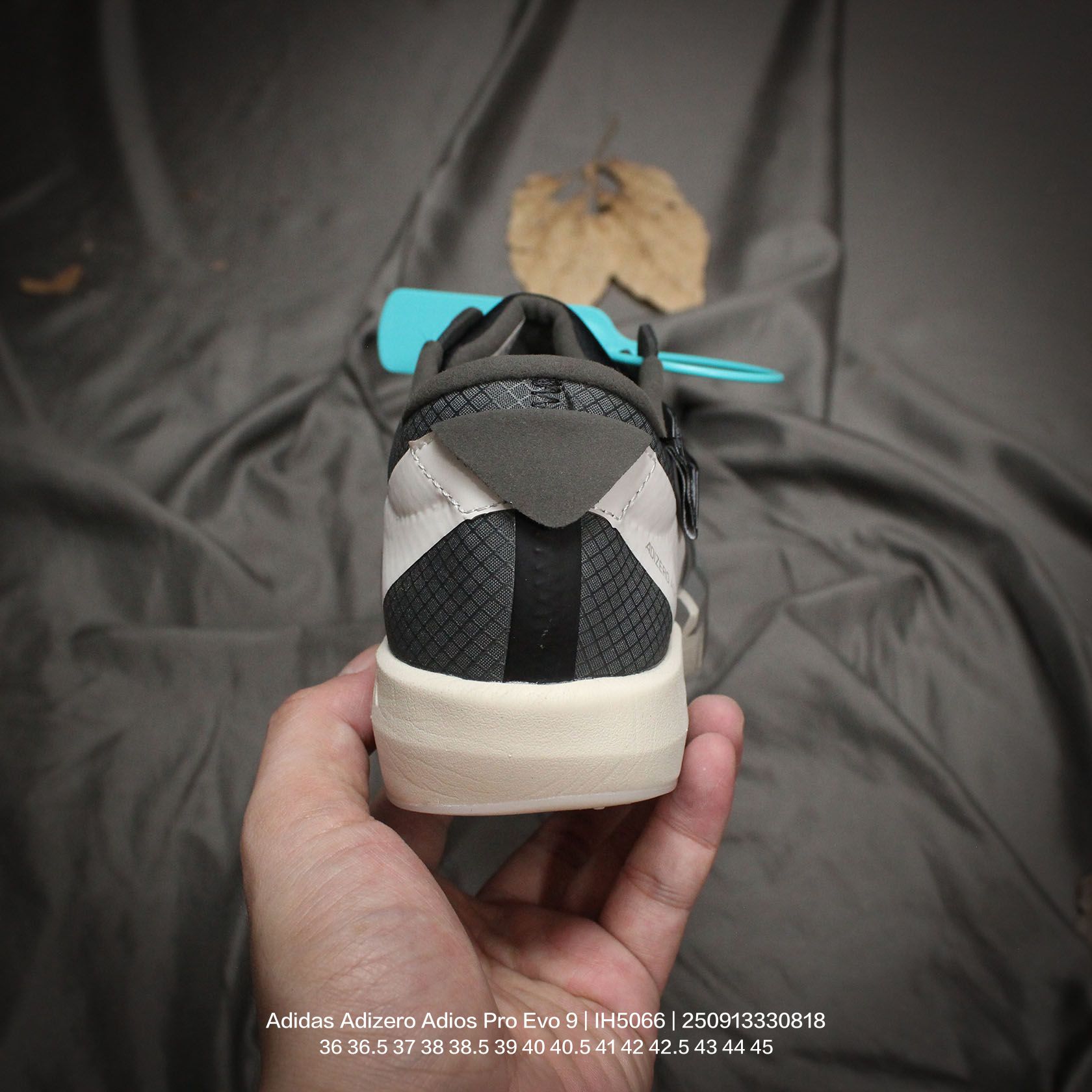 💰115
Adidas/阿迪达斯 男女鞋真标半码制,升级原楦原纸版开发,采用轻质单向弹性梭织鞋面材质,中底搭载Lightstrike高密度发泡+前掌单块Lightstrike Pro避震科技,外搭马牌橡胶橡胶防滑底片❗全新极简设计语言,阿迪达斯Adidas Adizero Adios Pro Evo 9"Triple White"零度平安进化版9系列低帮轻便透气竞速休闲运动慢跑鞋“ IH5066
类型:男女鞋
码数:36 36.5 37 38 38.5 39 40 40.5 41 42 42.5 43 44 45
编码:250913330.818