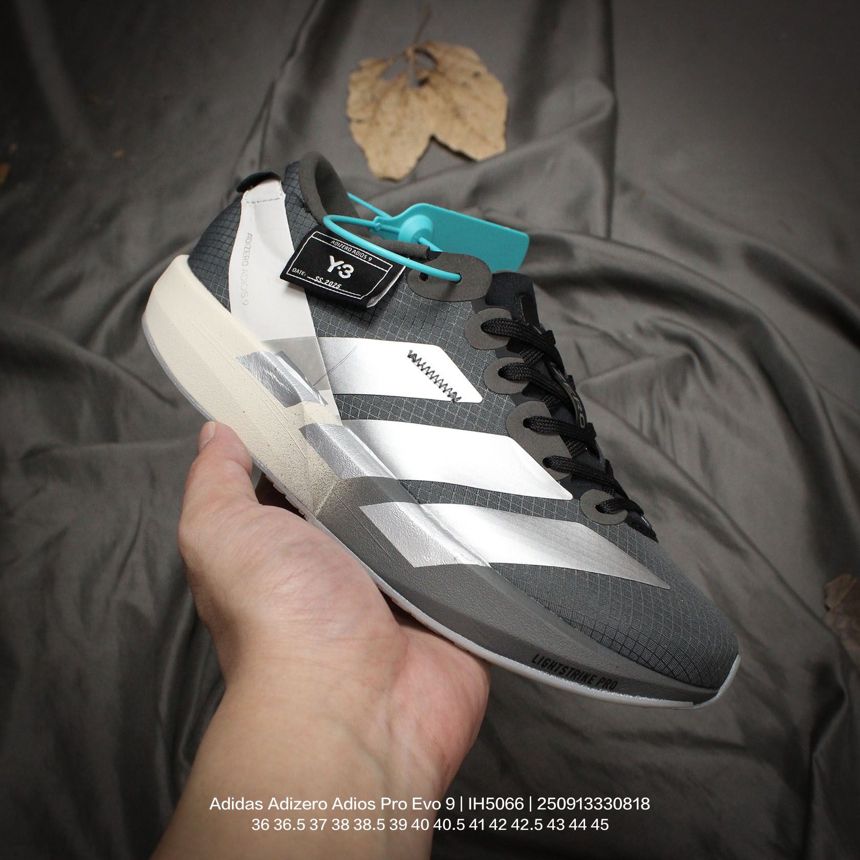 💰115
Adidas/阿迪达斯 男女鞋真标半码制，升级原楦原纸版开发，采用轻质单向弹性梭织鞋面材质，中底搭载Lightstrike高密度发泡+前掌单块Lightstrike Pro避震科技，外搭马牌橡胶橡胶防滑底片❗全新极简设计语言，阿迪达斯Adidas Adizero Adios Pro Evo 9"Triple White"零度平安进化版9系列低帮轻便透气竞速休闲运动慢跑鞋“ IH5066

类型：男女鞋
码数：36 36.5 37 38 38.5 39 40 40.5 41 42 42.5 43 44 45
编码：250913330.818