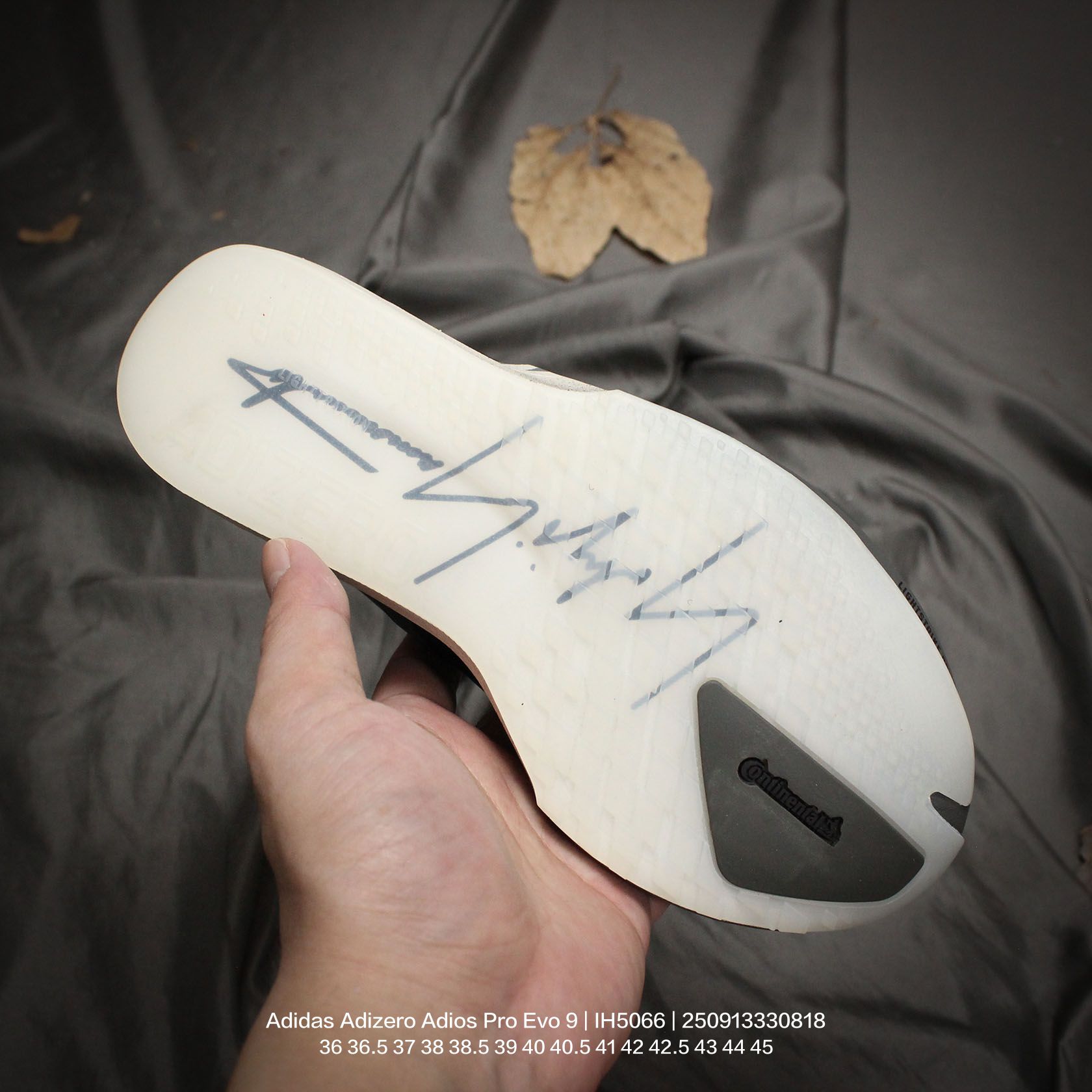 💰115
Adidas/阿迪达斯 男女鞋真标半码制,升级原楦原纸版开发,采用轻质单向弹性梭织鞋面材质,中底搭载Lightstrike高密度发泡+前掌单块Lightstrike Pro避震科技,外搭马牌橡胶橡胶防滑底片❗全新极简设计语言,阿迪达斯Adidas Adizero Adios Pro Evo 9"Triple White"零度平安进化版9系列低帮轻便透气竞速休闲运动慢跑鞋“ IH5066
类型:男女鞋
码数:36 36.5 37 38 38.5 39 40 40.5 41 42 42.5 43 44 45
编码:250913330.818