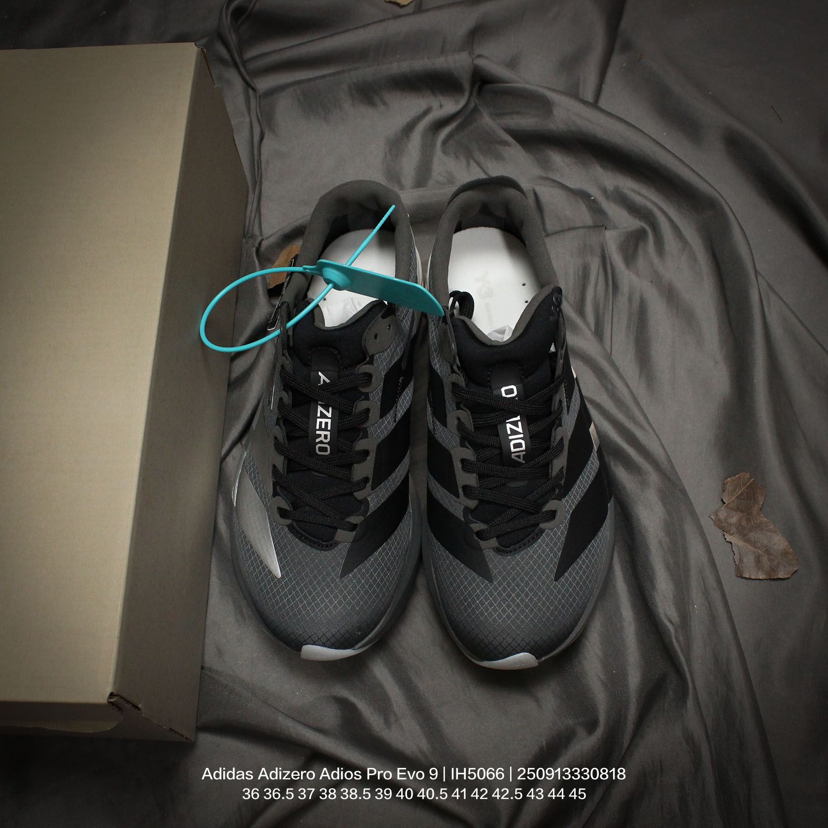 💰115
Adidas/阿迪达斯 男女鞋真标半码制,升级原楦原纸版开发,采用轻质单向弹性梭织鞋面材质,中底搭载Lightstrike高密度发泡+前掌单块Lightstrike Pro避震科技,外搭马牌橡胶橡胶防滑底片❗全新极简设计语言,阿迪达斯Adidas Adizero Adios Pro Evo 9"Triple White"零度平安进化版9系列低帮轻便透气竞速休闲运动慢跑鞋“ IH5066
类型:男女鞋
码数:36 36.5 37 38 38.5 39 40 40.5 41 42 42.5 43 44 45
编码:250913330.818