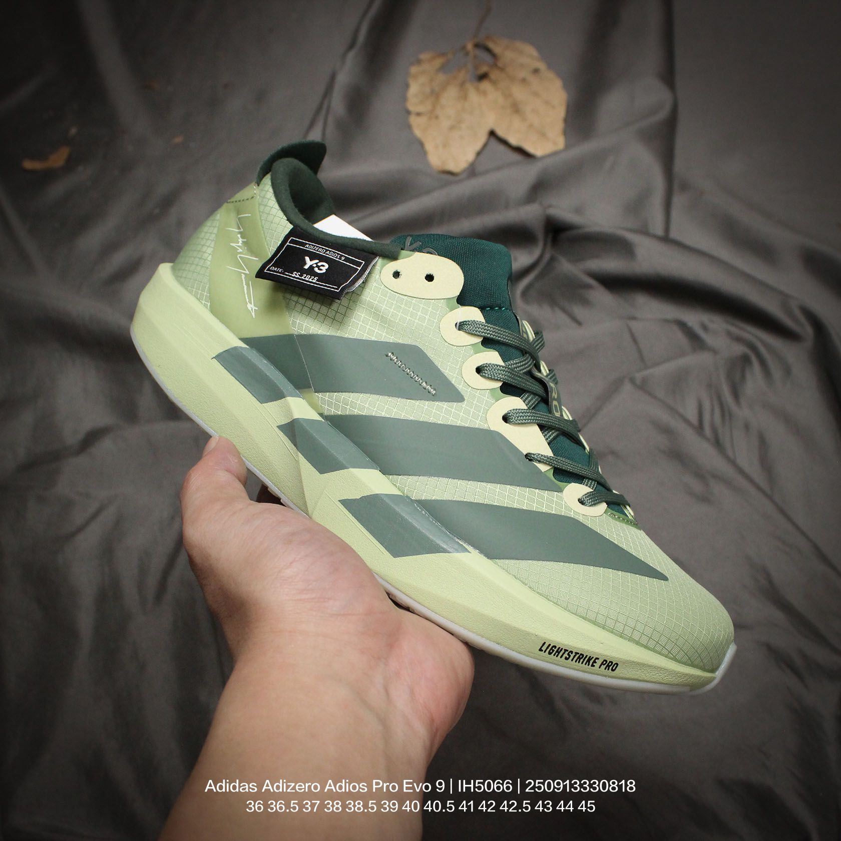 💰115
Adidas/阿迪达斯 男女鞋真标半码制，升级原楦原纸版开发，采用轻质单向弹性梭织鞋面材质，中底搭载Lightstrike高密度发泡+前掌单块Lightstrike Pro避震科技，外搭马牌橡胶橡胶防滑底片❗全新极简设计语言，阿迪达斯Adidas Adizero Adios Pro Evo 9"Triple White"零度平安进化版9系列低帮轻便透气竞速休闲运动慢跑鞋“ IH5066

类型：男女鞋
码数：36 36.5 37 38 38.5 39 40 40.5 41 42 42.5 43 44 45
编码：250913330.818