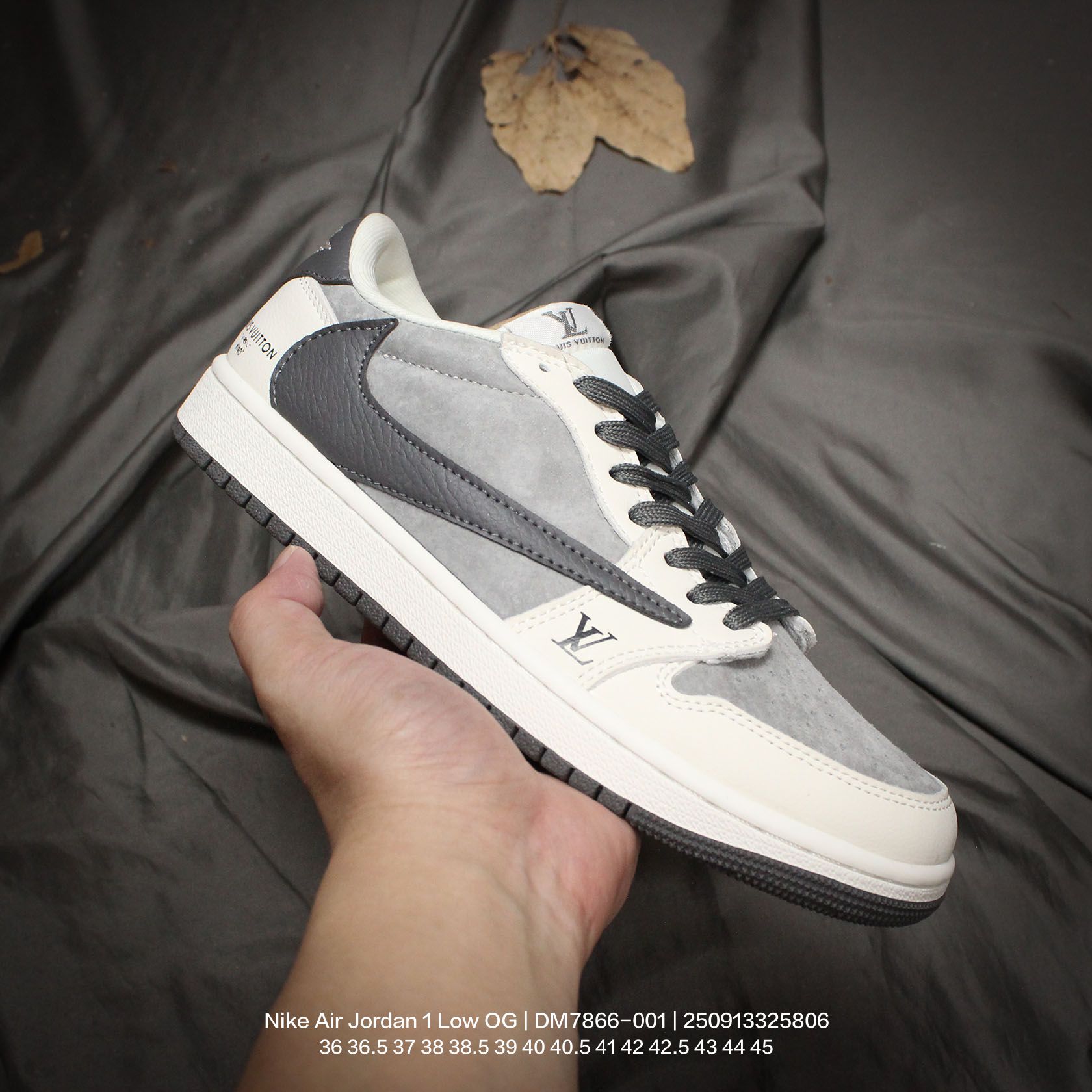 💰110
Jordan/乔丹 男女鞋真标半码制,原档案原数据开发纸版,采用磨砂皮革组合翻毛皮鞋面材质,中底注胶孔及缜密中底拉帮工艺,内置气垫及耐磨橡胶大底❗“倒钩 5.0”这个细节不一般,再度联乘当红嘻哈歌手特拉维斯·斯科特Travis Scott x Nike Air Jordan 1 Low OG SP"Black/Phantom"AJ1乔丹一代经典低帮文化百搭休闲运动篮球鞋“ DM7866-001
类型:男女鞋
码数:36 36.5 37 38 38.5 39 40 40.5 41 42 42.5 43 44 45
编码:250913325.806