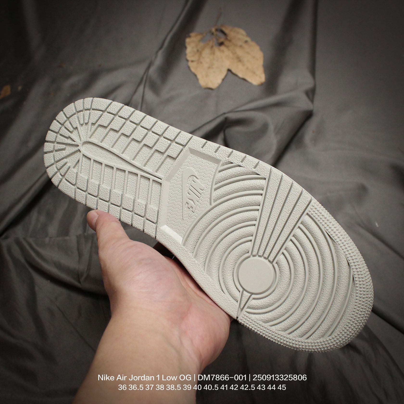 💰110
Jordan/乔丹 男女鞋真标半码制,原档案原数据开发纸版,采用磨砂皮革组合翻毛皮鞋面材质,中底注胶孔及缜密中底拉帮工艺,内置气垫及耐磨橡胶大底❗“倒钩 5.0”这个细节不一般,再度联乘当红嘻哈歌手特拉维斯·斯科特Travis Scott x Nike Air Jordan 1 Low OG SP"Black/Phantom"AJ1乔丹一代经典低帮文化百搭休闲运动篮球鞋“ DM7866-001
类型:男女鞋
码数:36 36.5 37 38 38.5 39 40 40.5 41 42 42.5 43 44 45
编码:250913325.806