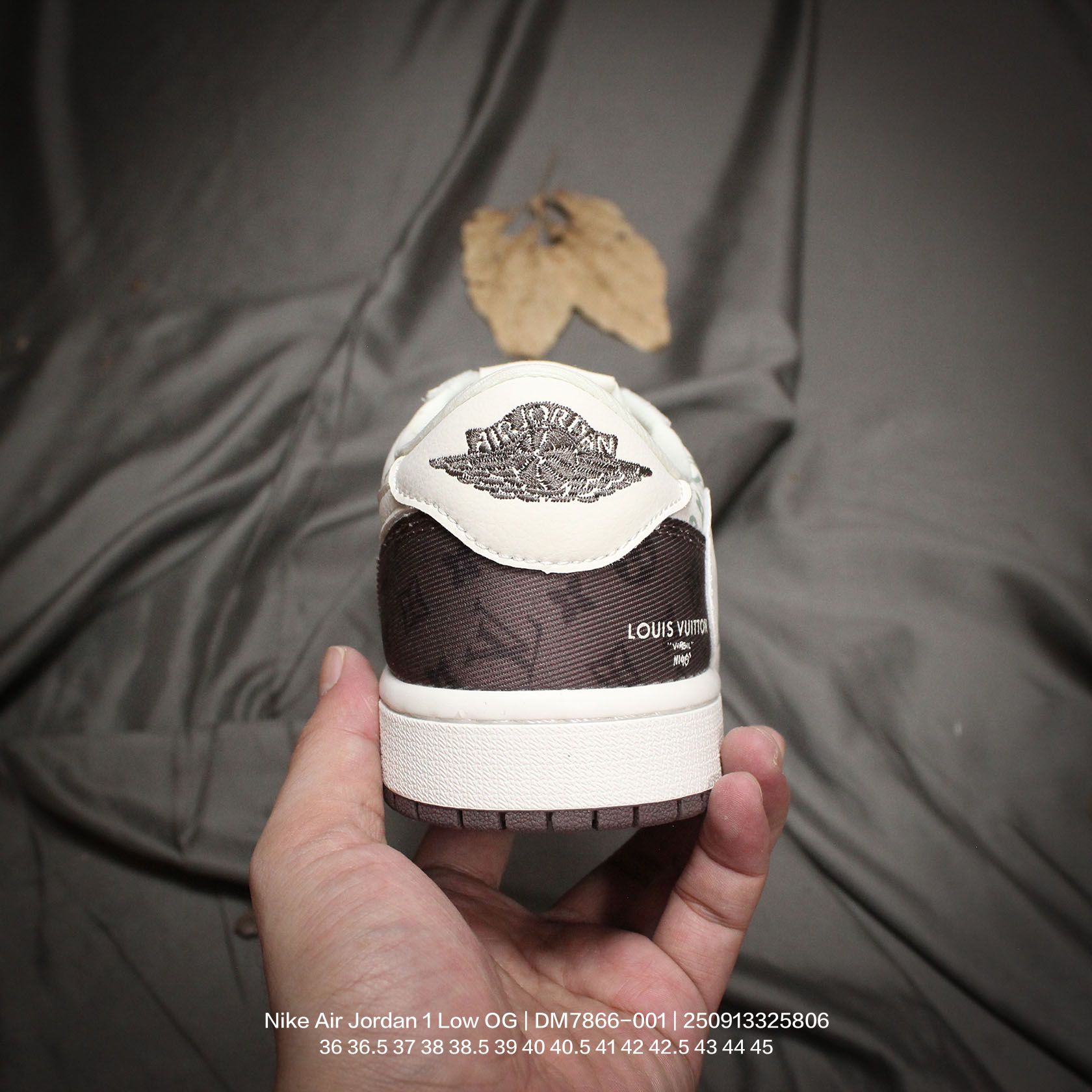 💰110
Jordan/乔丹 男女鞋真标半码制,原档案原数据开发纸版,采用磨砂皮革组合翻毛皮鞋面材质,中底注胶孔及缜密中底拉帮工艺,内置气垫及耐磨橡胶大底❗“倒钩 5.0”这个细节不一般,再度联乘当红嘻哈歌手特拉维斯·斯科特Travis Scott x Nike Air Jordan 1 Low OG SP"Black/Phantom"AJ1乔丹一代经典低帮文化百搭休闲运动篮球鞋“ DM7866-001
类型:男女鞋
码数:36 36.5 37 38 38.5 39 40 40.5 41 42 42.5 43 44 45
编码:250913325.806