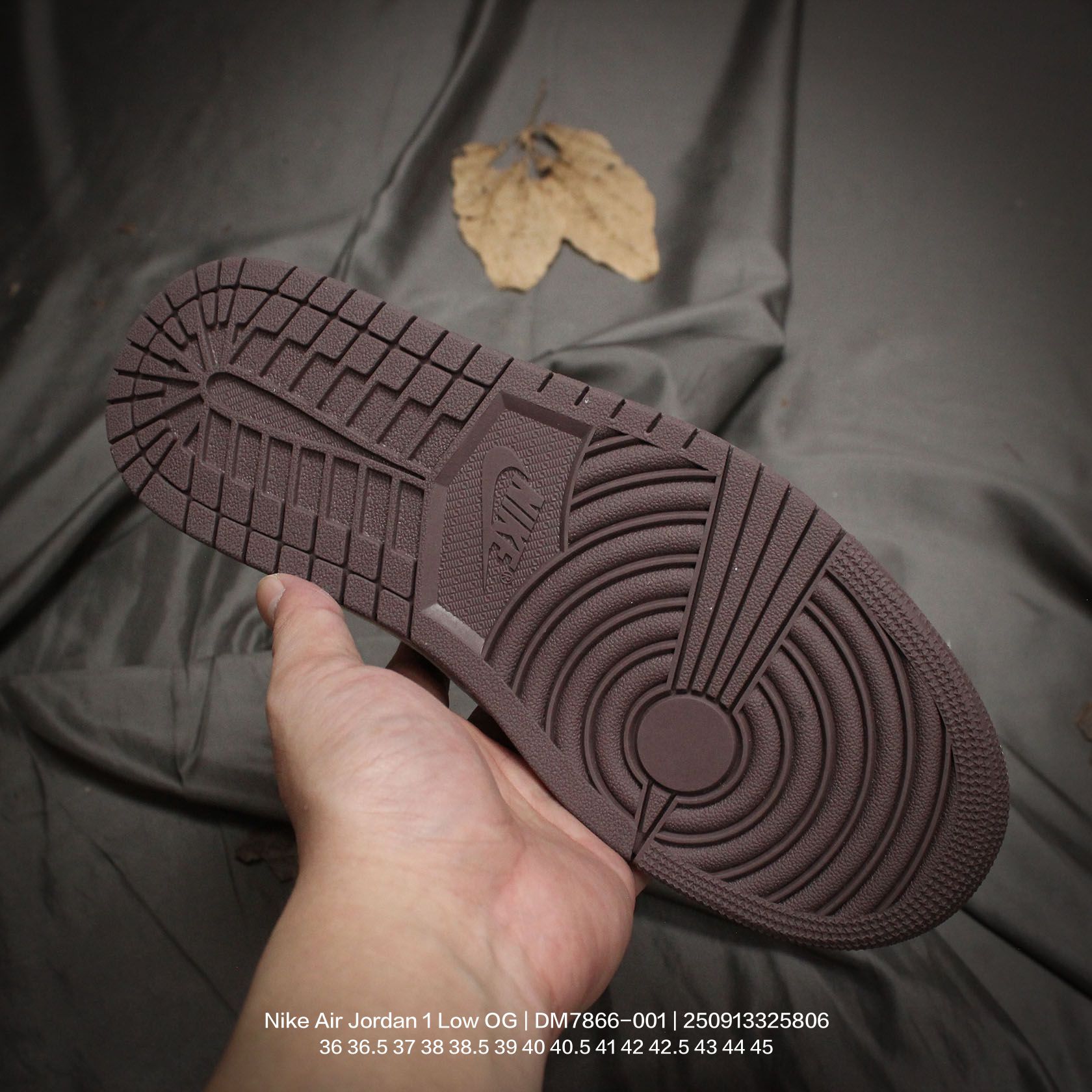 💰110
Jordan/乔丹 男女鞋真标半码制,原档案原数据开发纸版,采用磨砂皮革组合翻毛皮鞋面材质,中底注胶孔及缜密中底拉帮工艺,内置气垫及耐磨橡胶大底❗“倒钩 5.0”这个细节不一般,再度联乘当红嘻哈歌手特拉维斯·斯科特Travis Scott x Nike Air Jordan 1 Low OG SP"Black/Phantom"AJ1乔丹一代经典低帮文化百搭休闲运动篮球鞋“ DM7866-001
类型:男女鞋
码数:36 36.5 37 38 38.5 39 40 40.5 41 42 42.5 43 44 45
编码:250913325.806