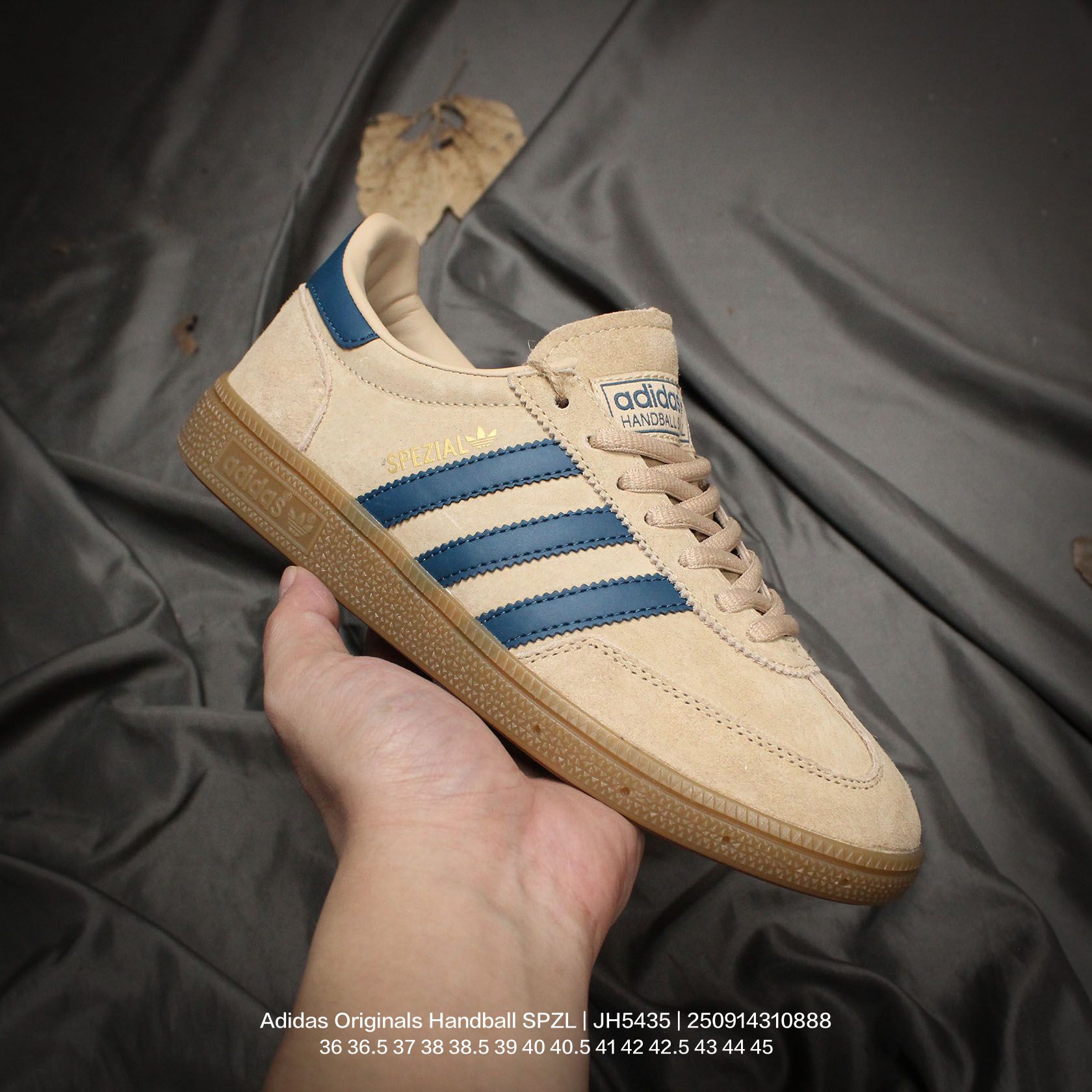 💰100
Adidas/阿迪达斯 德训系列 男女鞋真标半码制，升级原楦原纸版开发，采用固色翻毛皮组合软质牛剖革鞋面材质，外置RB耐磨橡胶大底❗️展现浓厚的复古味道，阿迪达斯Adidas Originals Handball SPZL 手球运动员系列百搭休闲运动板鞋“ JH5435

类型：男女鞋
码数：36 36.5 37 38 38.5 39 40 40.5 41 42 42.5 43 44 45
编码：250914310.888