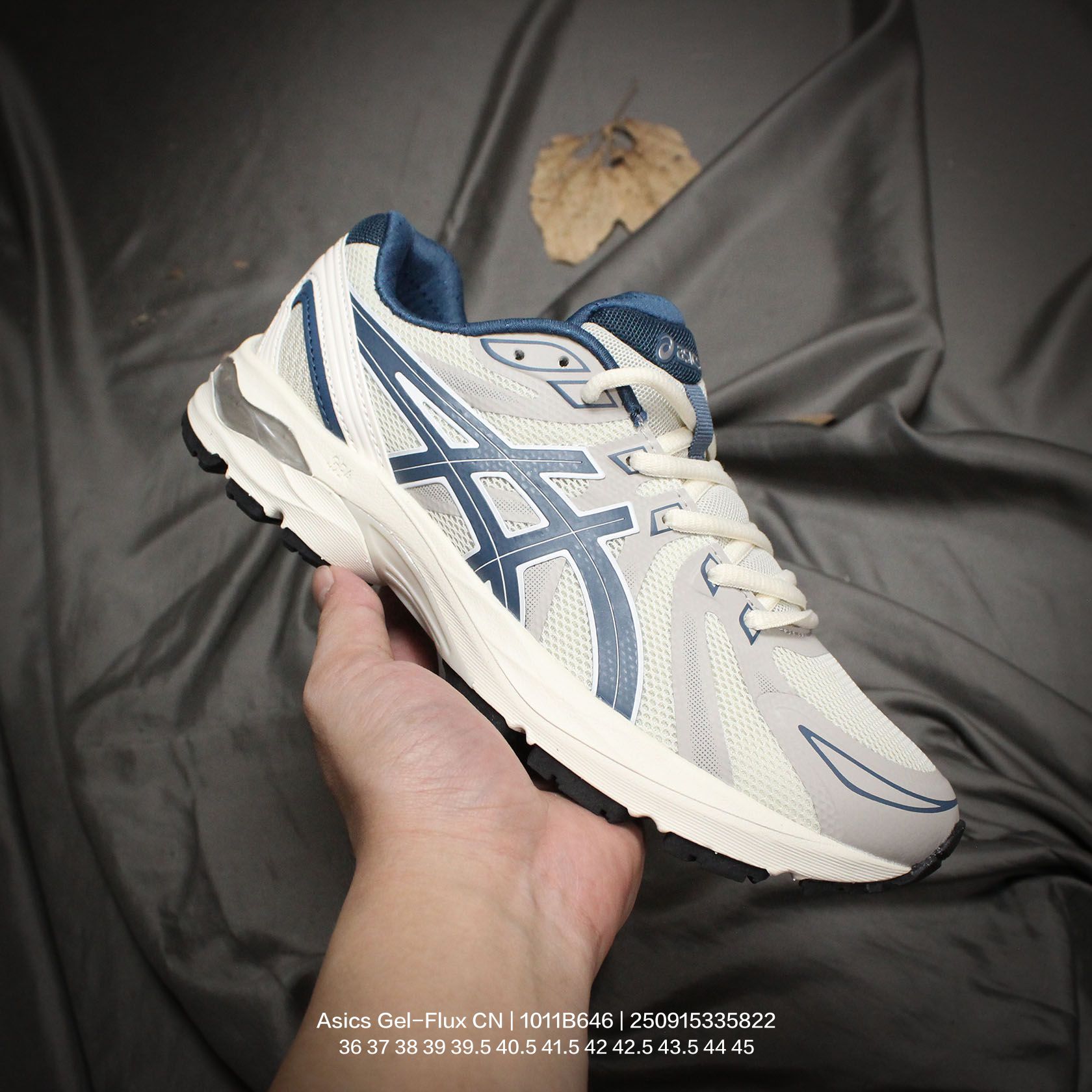 💰120
Asics/亚瑟士 男女鞋真标半码制，采高频热熔处理双密度网织布鞋面材质，中底搭载SPEVA轻质柔软材料嵌入GEL胶缓震,外置耐磨橡胶外底❗️作为入门级缓震鞋,日本专业跑鞋品牌-亚瑟士/Asics Gel-Flux CN 系列低帮超轻量缓震休闲运动训练慢跑鞋“黑灰银浅蓝 1011B646

类型：男女鞋
码数：36 37 38 39 39.5 40.5 41.5 42 42.5 43.5 44 45
编码：250915335.822