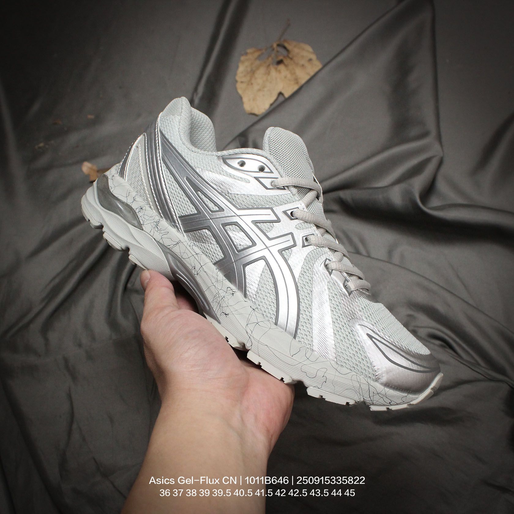 Asics/亚瑟士 男女鞋真标半码制,采高频热熔处理双密度网织布鞋面材质,中底搭载SPEVA轻质柔软材料嵌入GEL胶缓震,外置耐磨橡胶外底❗️作为入门级缓震鞋,日本专业跑鞋品牌-亚瑟士/Asics Gel-Flux CN 系列低帮超轻量缓震休闲运动训练慢跑鞋“黑灰银浅蓝 1011B646 类型:男女鞋 编码:250915335.822