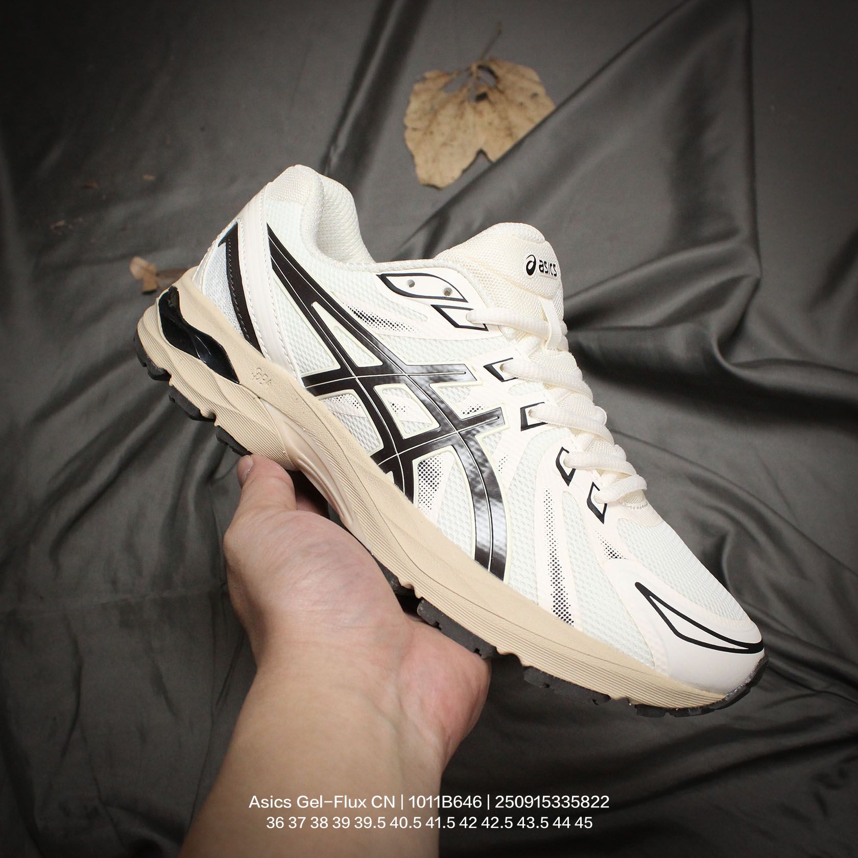 💰120
Asics/亚瑟士 男女鞋真标半码制，采高频热熔处理双密度网织布鞋面材质，中底搭载SPEVA轻质柔软材料嵌入GEL胶缓震,外置耐磨橡胶外底❗️作为入门级缓震鞋,日本专业跑鞋品牌-亚瑟士/Asics Gel-Flux CN 系列低帮超轻量缓震休闲运动训练慢跑鞋“黑灰银浅蓝 1011B646

类型：男女鞋
码数：36 37 38 39 39.5 40.5 41.5 42 42.5 43.5 44 45
编码：250915335.822