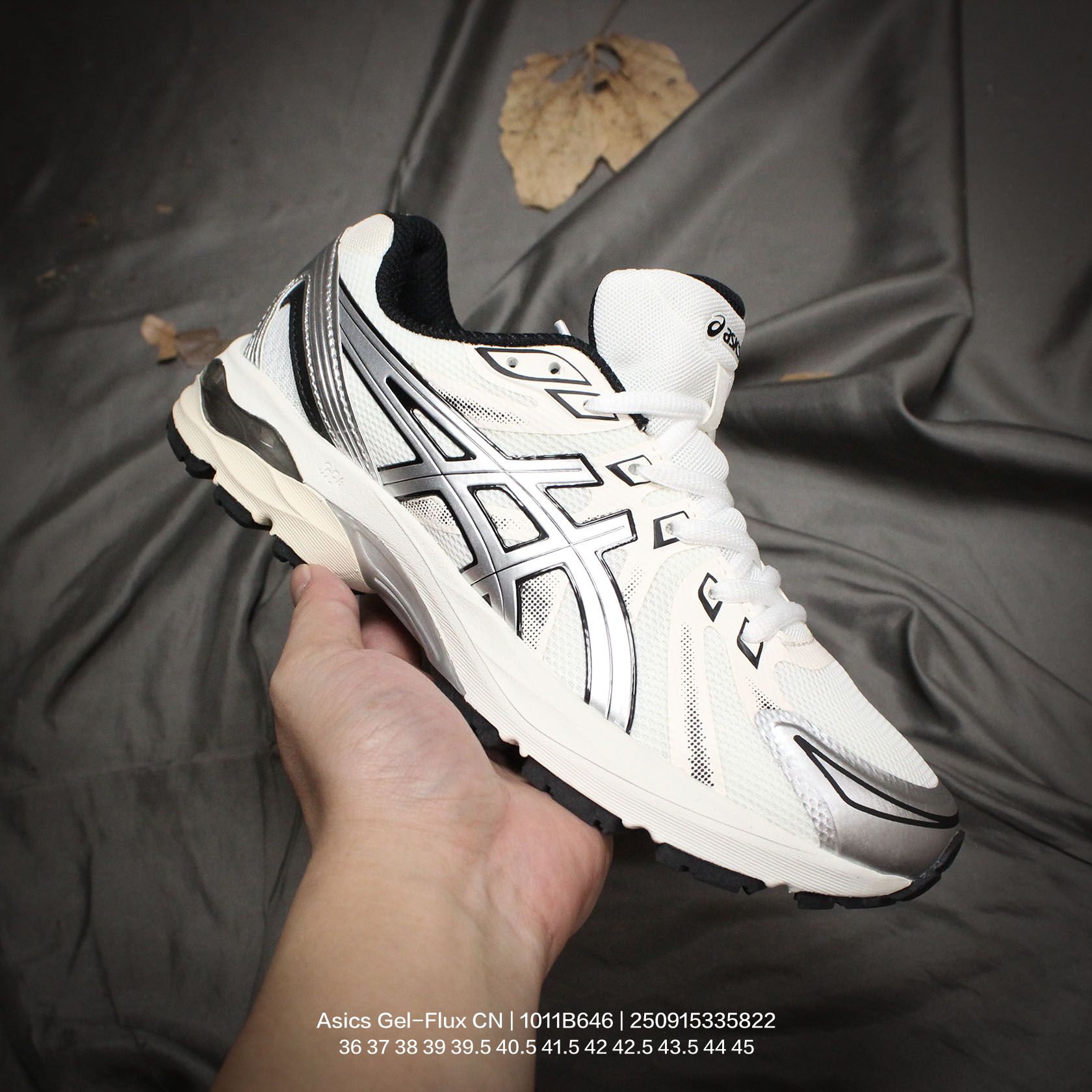 💰120
Asics/亚瑟士 男女鞋真标半码制，采高频热熔处理双密度网织布鞋面材质，中底搭载SPEVA轻质柔软材料嵌入GEL胶缓震,外置耐磨橡胶外底❗️作为入门级缓震鞋,日本专业跑鞋品牌-亚瑟士/Asics Gel-Flux CN 系列低帮超轻量缓震休闲运动训练慢跑鞋“黑灰银浅蓝 1011B646

类型：男女鞋
码数：36 37 38 39 39.5 40.5 41.5 42 42.5 43.5 44 45
编码：250915335.822