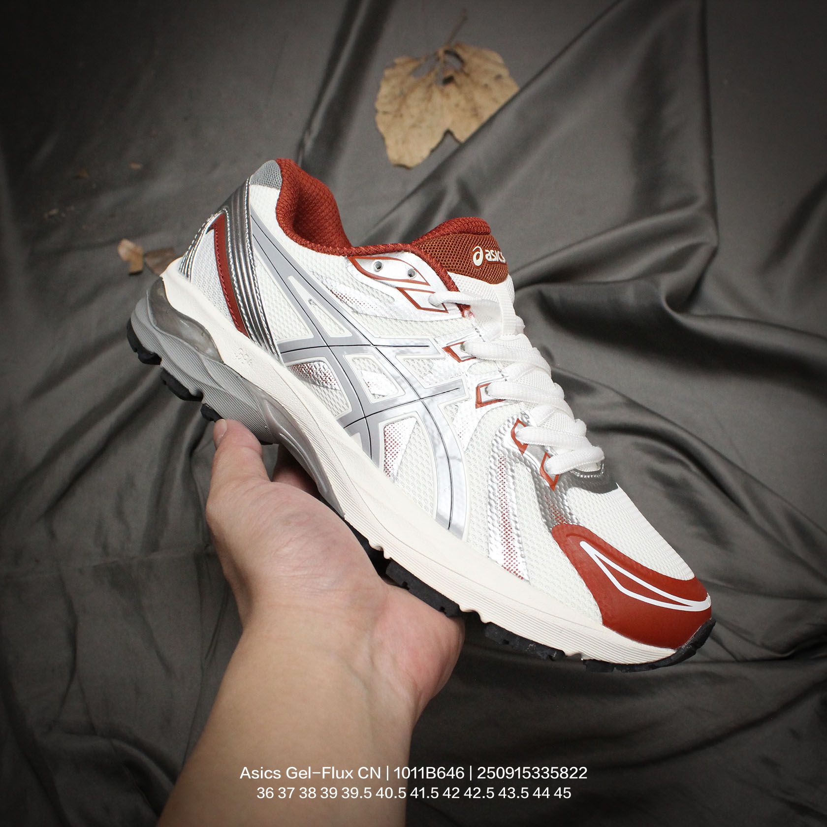 💰120
Asics/亚瑟士 男女鞋真标半码制，采高频热熔处理双密度网织布鞋面材质，中底搭载SPEVA轻质柔软材料嵌入GEL胶缓震,外置耐磨橡胶外底❗️作为入门级缓震鞋,日本专业跑鞋品牌-亚瑟士/Asics Gel-Flux CN 系列低帮超轻量缓震休闲运动训练慢跑鞋“黑灰银浅蓝 1011B646

类型：男女鞋
码数：36 37 38 39 39.5 40.5 41.5 42 42.5 43.5 44 45
编码：250915335.822