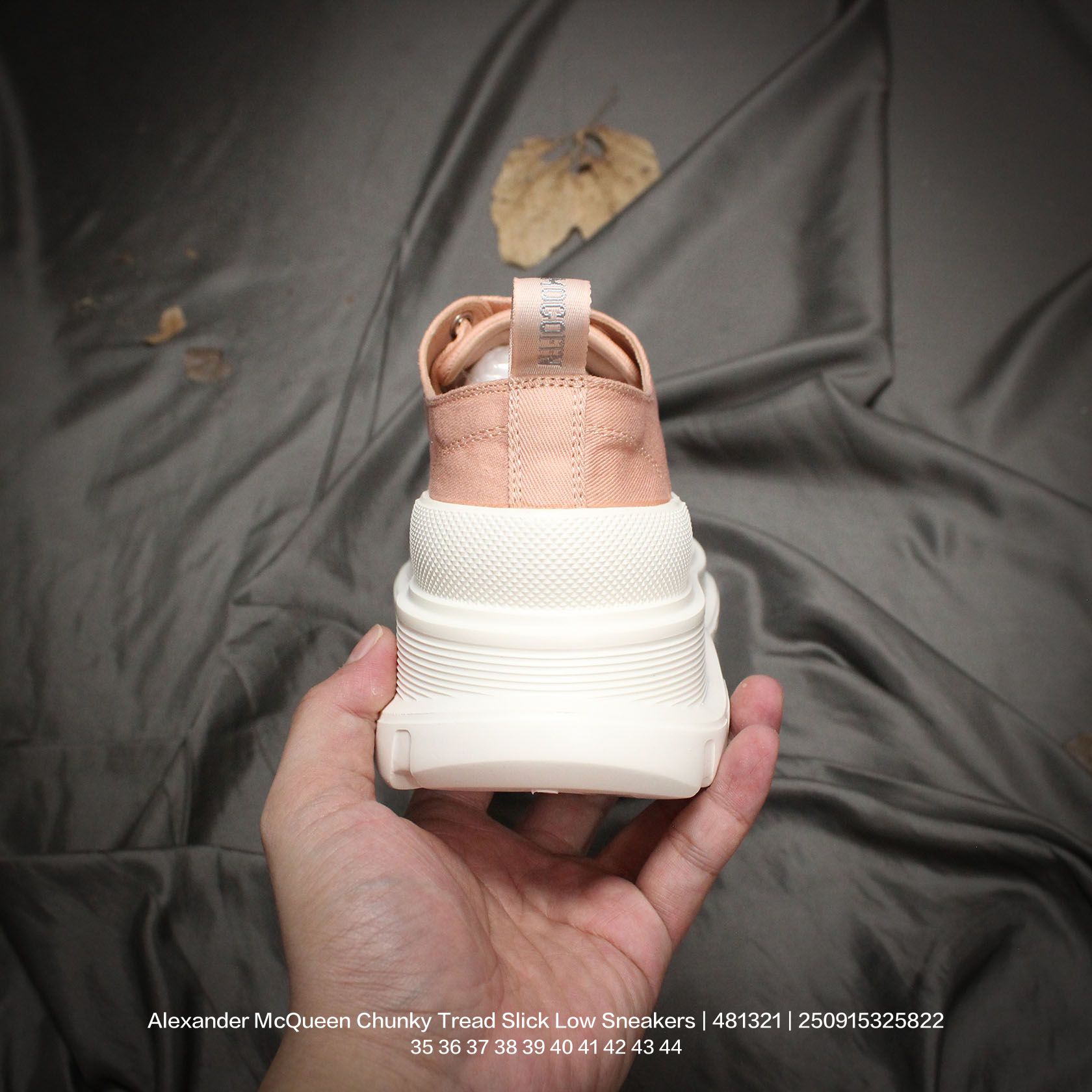 💰110
Alexander McQueen/亚历山大麦昆 采用进口全工艺耐磨帆布鞋面材质,内里小羊皮革贴附,鞋底贴合超软羊皮及乳胶PU缓震鞋垫,同源一致防锈处理五金鸡眼鞋带孔,原数据开发TPR三层组合鞋底模,光泽立体质感,明显增高4.0cm效果❗意大利高奢品牌亚历山大·麦昆Alexander McQueen Chunky Tread Slick Low Sneakers 胎纹面光泽底系列低帮老爹厚底松糕系带帆布休闲运动鞋 481321
类型:男女鞋
码数:35 36 37 38 39 40 41 42 43 44
编码:250915325.822