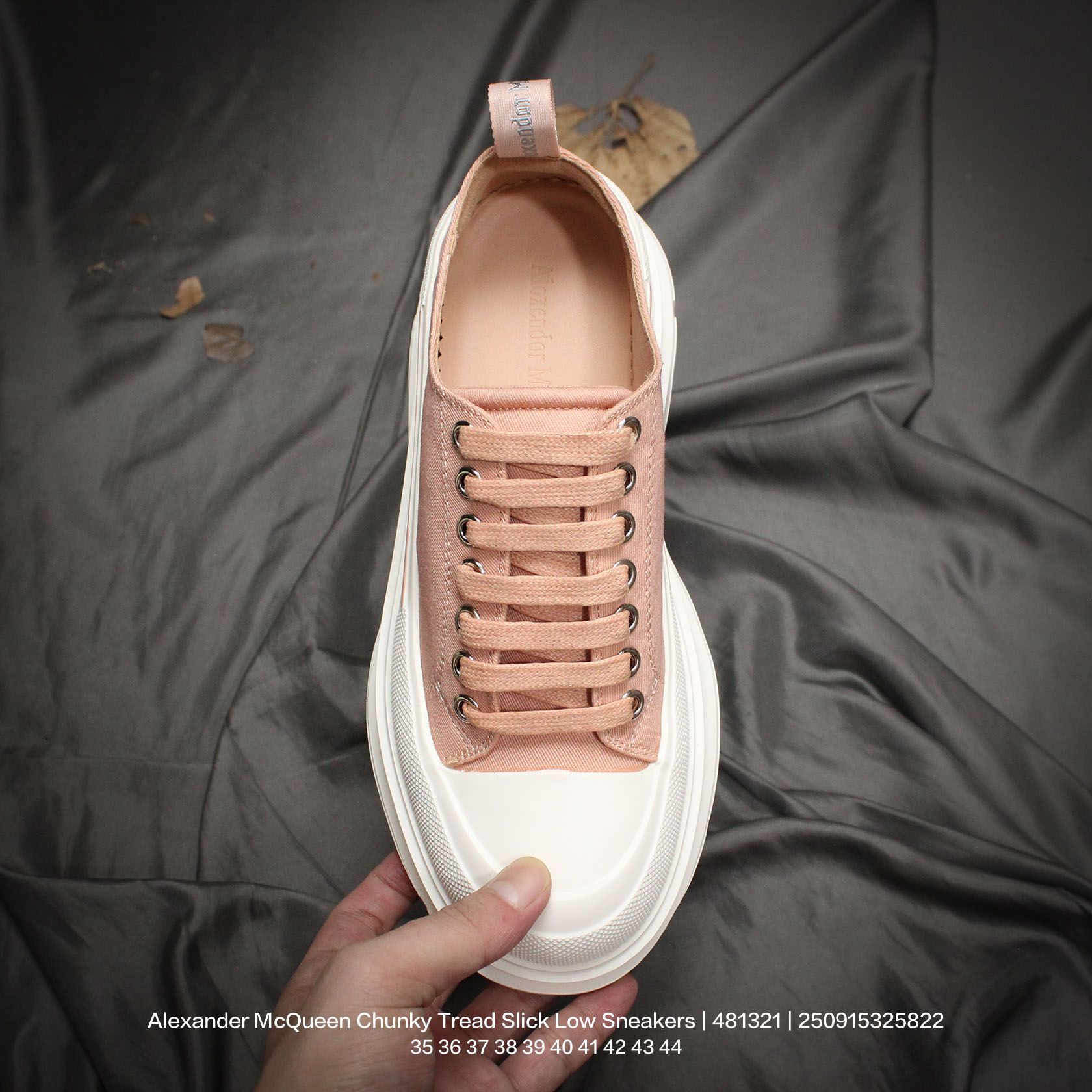 💰110
Alexander McQueen/亚历山大麦昆 采用进口全工艺耐磨帆布鞋面材质,内里小羊皮革贴附,鞋底贴合超软羊皮及乳胶PU缓震鞋垫,同源一致防锈处理五金鸡眼鞋带孔,原数据开发TPR三层组合鞋底模,光泽立体质感,明显增高4.0cm效果❗意大利高奢品牌亚历山大·麦昆Alexander McQueen Chunky Tread Slick Low Sneakers 胎纹面光泽底系列低帮老爹厚底松糕系带帆布休闲运动鞋 481321
类型:男女鞋
码数:35 36 37 38 39 40 41 42 43 44
编码:250915325.822