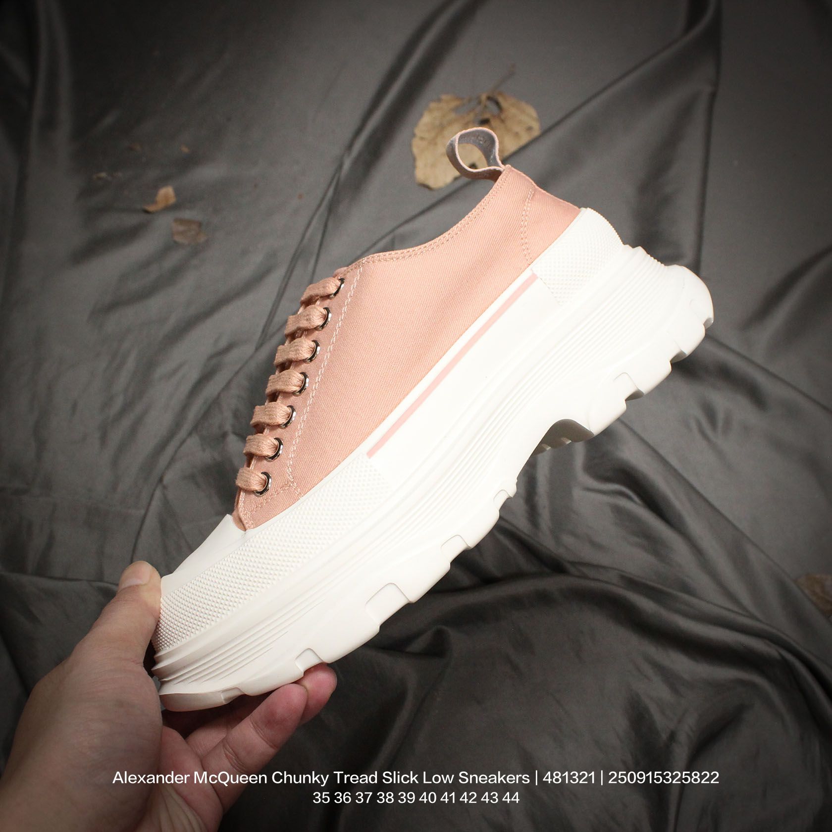 💰110
Alexander McQueen/亚历山大麦昆 采用进口全工艺耐磨帆布鞋面材质,内里小羊皮革贴附,鞋底贴合超软羊皮及乳胶PU缓震鞋垫,同源一致防锈处理五金鸡眼鞋带孔,原数据开发TPR三层组合鞋底模,光泽立体质感,明显增高4.0cm效果❗意大利高奢品牌亚历山大·麦昆Alexander McQueen Chunky Tread Slick Low Sneakers 胎纹面光泽底系列低帮老爹厚底松糕系带帆布休闲运动鞋 481321
类型:男女鞋
码数:35 36 37 38 39 40 41 42 43 44
编码:250915325.822