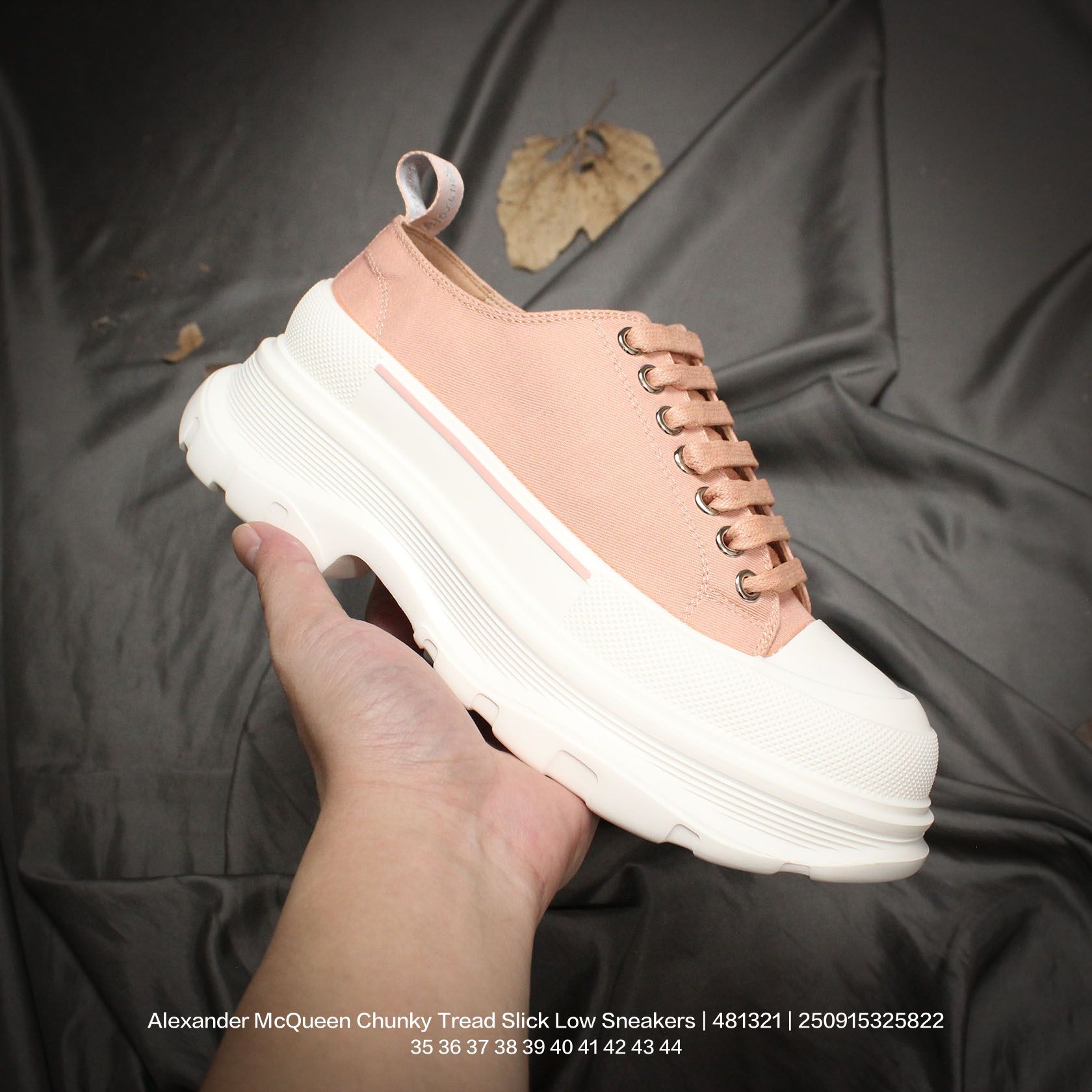 💰110
Alexander McQueen/亚历山大麦昆 采用进口全工艺耐磨帆布鞋面材质,内里小羊皮革贴附,鞋底贴合超软羊皮及乳胶PU缓震鞋垫,同源一致防锈处理五金鸡眼鞋带孔,原数据开发TPR三层组合鞋底模,光泽立体质感,明显增高4.0cm效果❗意大利高奢品牌亚历山大·麦昆Alexander McQueen Chunky Tread Slick Low Sneakers 胎纹面光泽底系列低帮老爹厚底松糕系带帆布休闲运动鞋 481321
类型:男女鞋
码数:35 36 37 38 39 40 41 42 43 44
编码:250915325.822