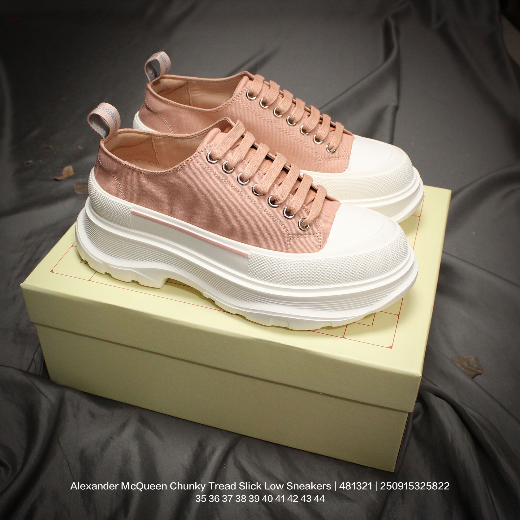 🈴💰110
Alexander McQueen/亚历山大麦昆 采用进口全工艺耐磨帆布鞋面材质,内里小羊皮革贴附,鞋底贴合超软羊皮及乳胶PU缓震鞋垫,同源一致防锈处理五金鸡眼鞋带孔,原数据开发TPR三层组合鞋底模,光泽立体质感,明显增高4.0cm效果❗意大利高奢品牌亚历山大·麦昆Alexander McQueen Chunky Tread Slick Low Sneakers 胎纹面光泽底系列低帮老爹厚底松糕系带帆布休闲运动鞋 481321
类型:男女鞋
码数:35 36 37 38 39 40 41 42 43 44
编码:250915325.822