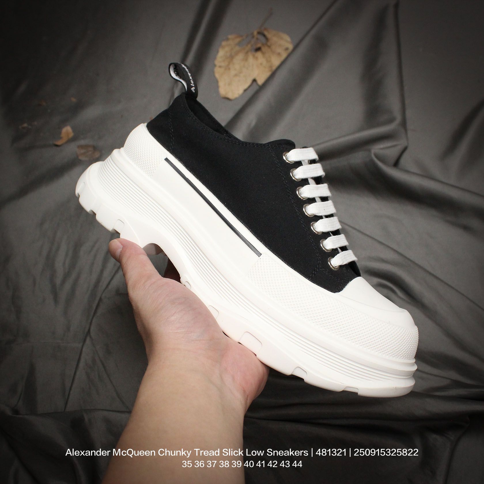 💰110
Alexander McQueen/亚历山大麦昆 采用进口全工艺耐磨帆布鞋面材质,内里小羊皮革贴附,鞋底贴合超软羊皮及乳胶PU缓震鞋垫,同源一致防锈处理五金鸡眼鞋带孔,原数据开发TPR三层组合鞋底模,光泽立体质感,明显增高4.0cm效果❗意大利高奢品牌亚历山大·麦昆Alexander McQueen Chunky Tread Slick Low Sneakers 胎纹面光泽底系列低帮老爹厚底松糕系带帆布休闲运动鞋 481321
类型:男女鞋
码数:35 36 37 38 39 40 41 42 43 44
编码:250915325.822