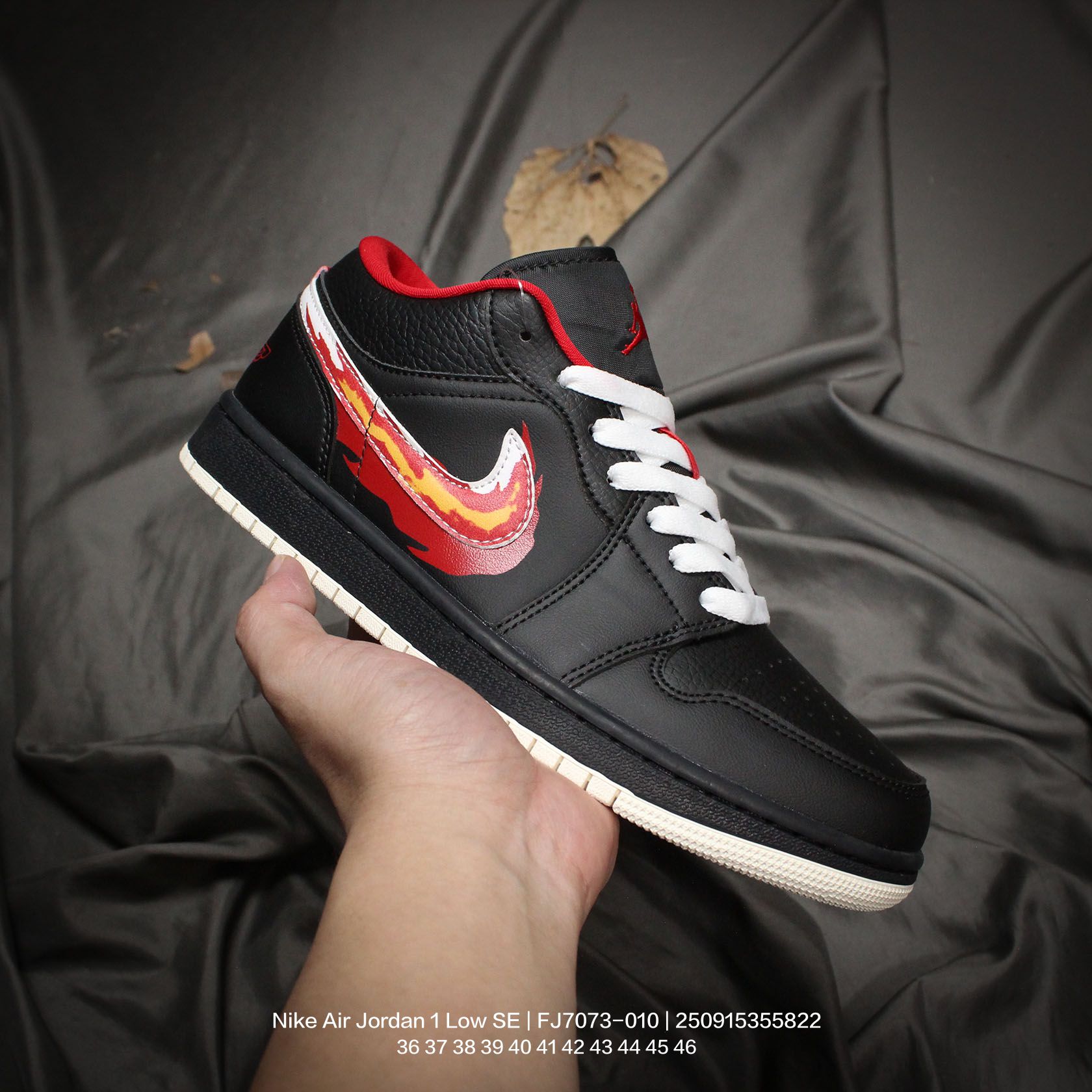 💰140
Jordan/乔丹  男女鞋真标半码制，原楦原档案数据开发，采用软质牛剖革组合荔枝纹头层皮鞋面材质，鞋垫嵌入缓震EVA物料及缜密拉帮中底布，外置耐磨橡胶隔色大底❗火焰Swoosh设计,AJ1又整新活了！耐克Nike Air Jordan 1 Low SE"Just Skate"AJ1乔丹一代低帮经典复古文化休闲运动篮球鞋“黑灰红黄火焰 FJ7073-010

类型：男女鞋
码数：36 37 38 39 40 41 42 43 44 45 46
编码：250915355.822