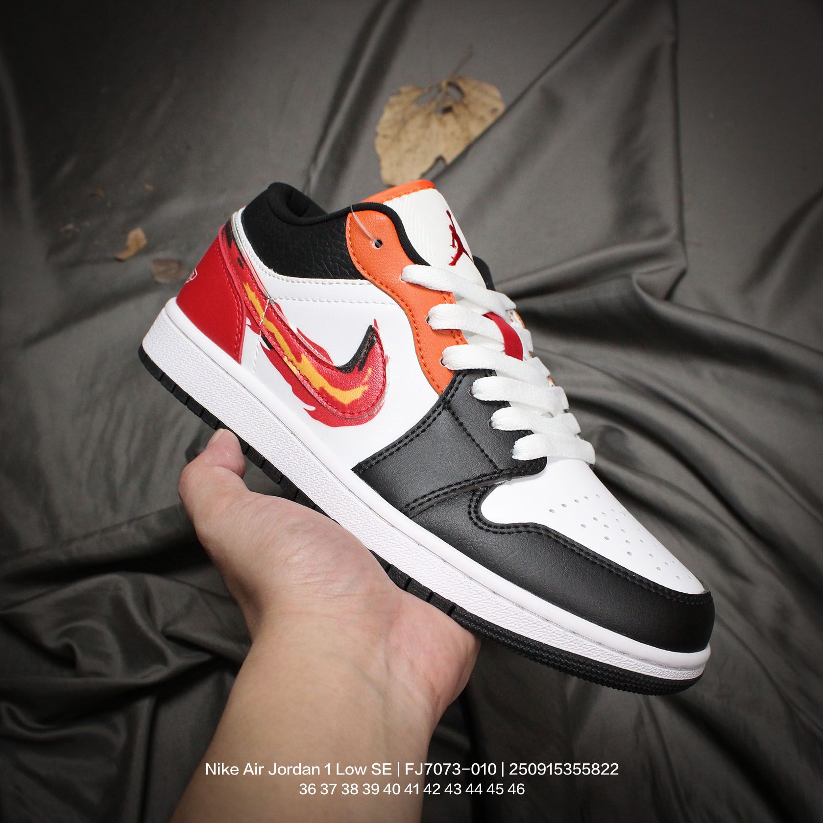💰140
Jordan/乔丹  男女鞋真标半码制，原楦原档案数据开发，采用软质牛剖革组合荔枝纹头层皮鞋面材质，鞋垫嵌入缓震EVA物料及缜密拉帮中底布，外置耐磨橡胶隔色大底❗火焰Swoosh设计,AJ1又整新活了！耐克Nike Air Jordan 1 Low SE"Just Skate"AJ1乔丹一代低帮经典复古文化休闲运动篮球鞋“黑灰红黄火焰 FJ7073-010

类型：男女鞋
码数：36 37 38 39 40 41 42 43 44 45 46
编码：250915355.822