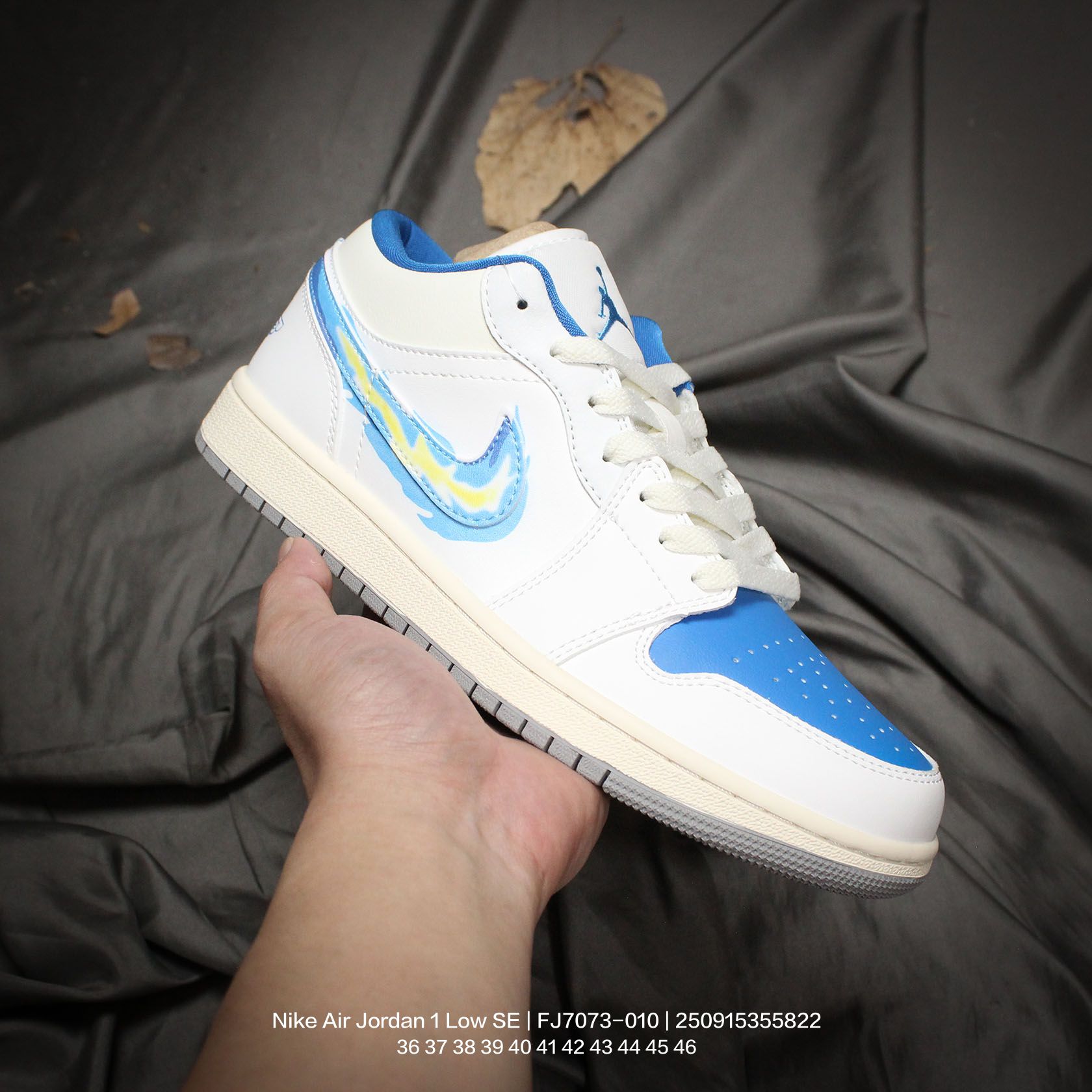 💰140
Jordan/乔丹  男女鞋真标半码制，原楦原档案数据开发，采用软质牛剖革组合荔枝纹头层皮鞋面材质，鞋垫嵌入缓震EVA物料及缜密拉帮中底布，外置耐磨橡胶隔色大底❗火焰Swoosh设计,AJ1又整新活了！耐克Nike Air Jordan 1 Low SE"Just Skate"AJ1乔丹一代低帮经典复古文化休闲运动篮球鞋“黑灰红黄火焰 FJ7073-010

类型：男女鞋
码数：36 37 38 39 40 41 42 43 44 45 46
编码：250915355.822