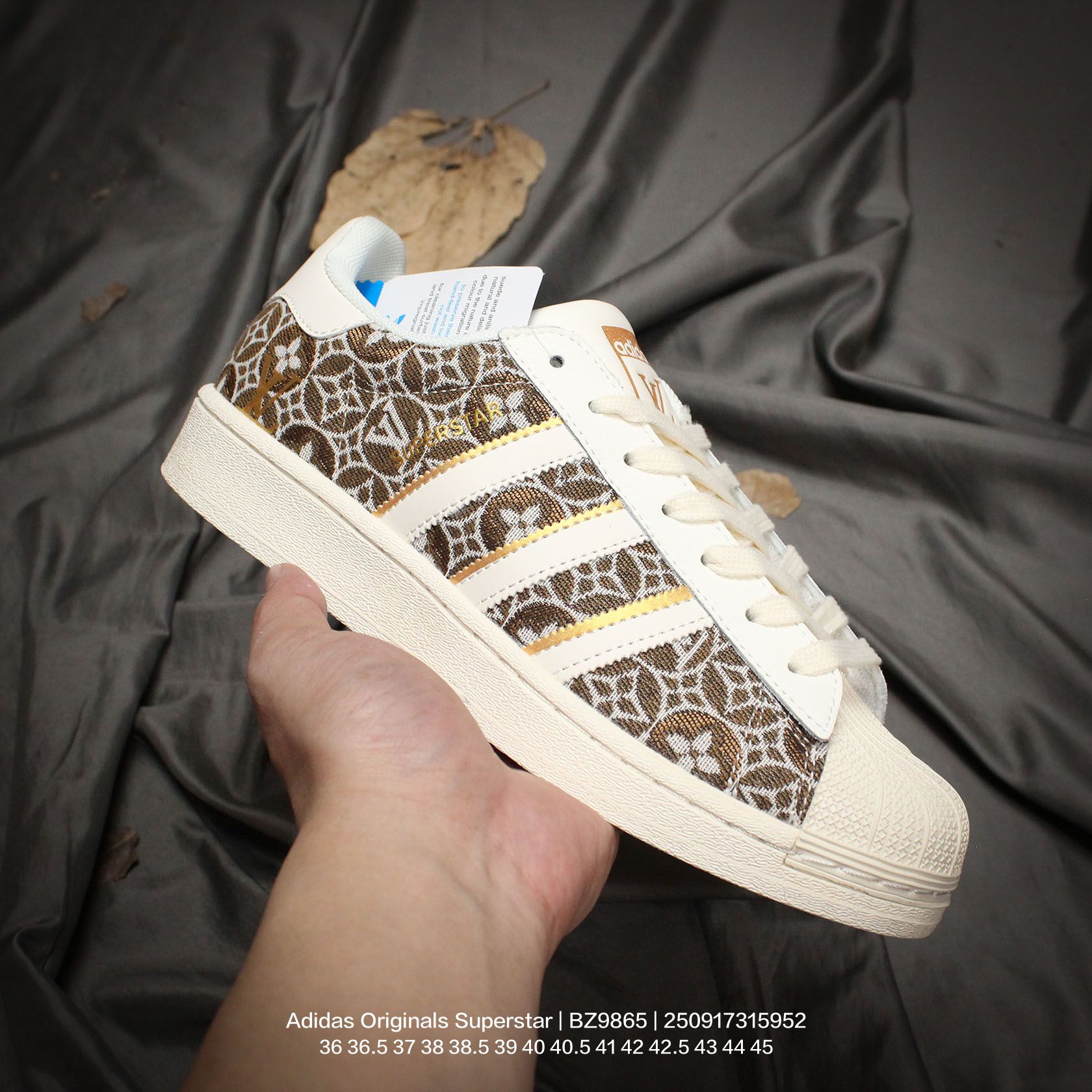 Adidas/阿迪达斯 男女鞋真标半码制,升级原楦原纸版开发,采用荔枝纹牛剖革鞋面材质,2020改良全包围鞋垫,正确2020版鞋底模具及扇贝头盖片❗创意定制配色,法国顶级高奢品牌·路易威登Louis Vuitton x Adidas Originals Superstar"LV Monogram"经典贝壳头系列低帮百搭休闲运动板鞋 BZ9865 类型:男女鞋 编码:250917315.952