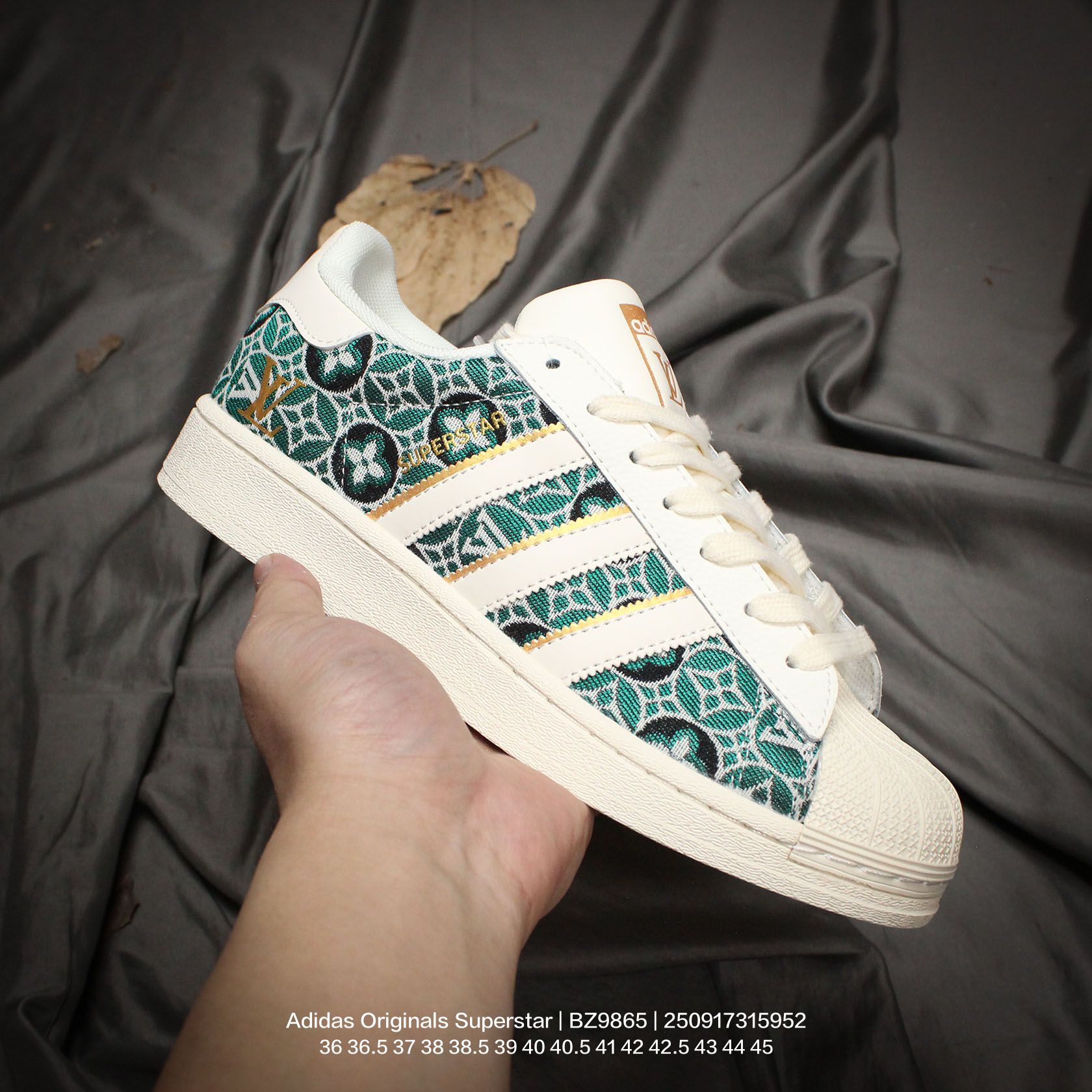 💰100
Adidas/阿迪达斯 男女鞋真标半码制，升级原楦原纸版开发，采用荔枝纹牛剖革鞋面材质，2020改良全包围鞋垫，正确2020版鞋底模具及扇贝头盖片❗创意定制配色,法国顶级高奢品牌·路易威登Louis Vuitton x Adidas Originals Superstar"LV Monogram"经典贝壳头系列低帮百搭休闲运动板鞋 BZ9865

类型：男女鞋
码数：36 36.5 37 38 38.5 39 40 40.5 41 42 42.5 43 44 45
编码：250917315.952