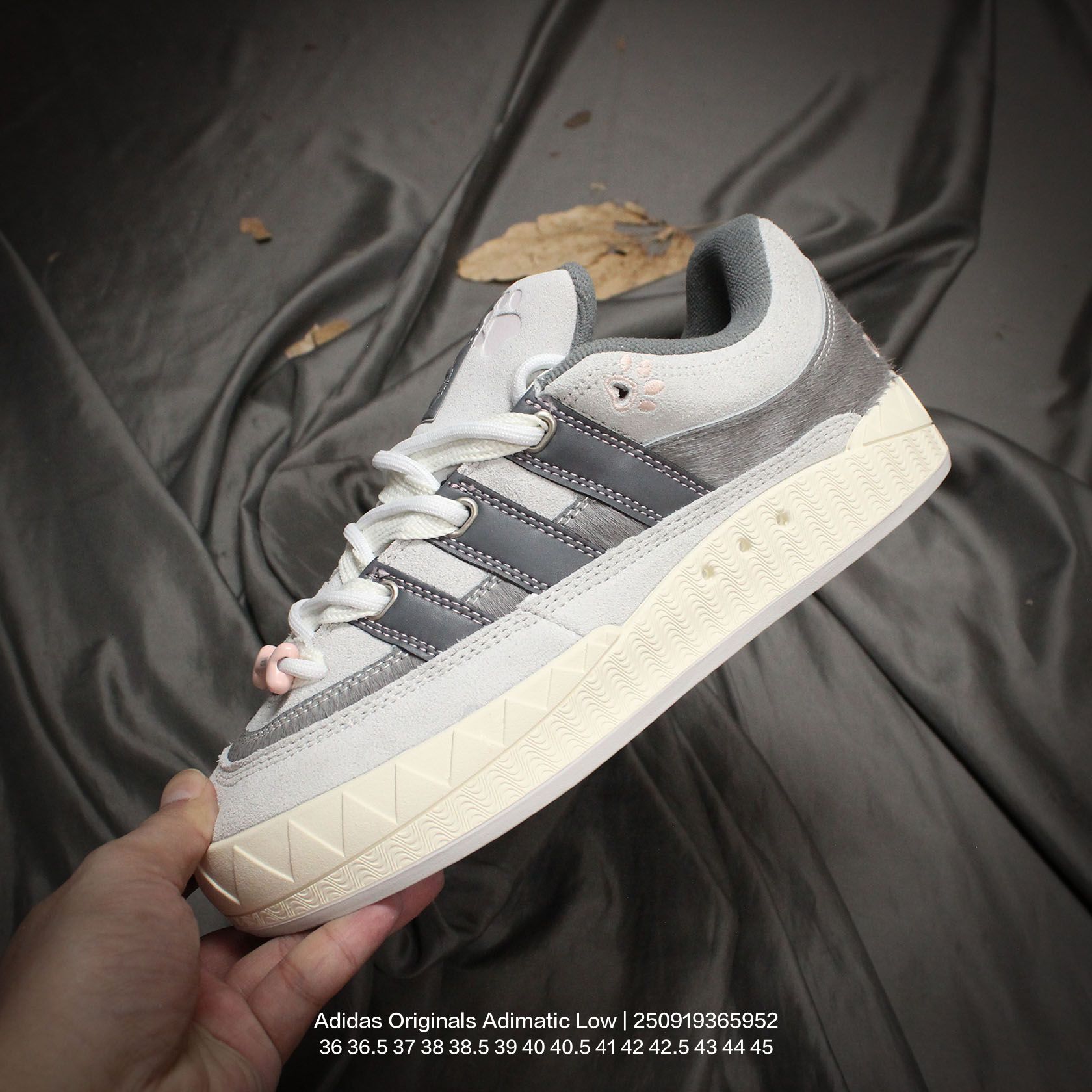 💰150
Adidas/阿迪达斯 原装档案原数据纸版楦型,采用硬质牛剖革鞋面材质,原数据开发橡胶隔色大底❗超火的阿迪达斯「鲨鱼面包鞋」新联名开启,中底造型有点酷!阿迪达斯Adidas Originals Adimatic Low"HOMMAGE"马蒂奇系列低帮复古鲨鱼面包休闲运动休闲滑板板鞋
类型:男女鞋
码数:36 36.5 37 38 38.5 39 40 40.5 41 42 42.5 43 44 45
编码:250919365.952