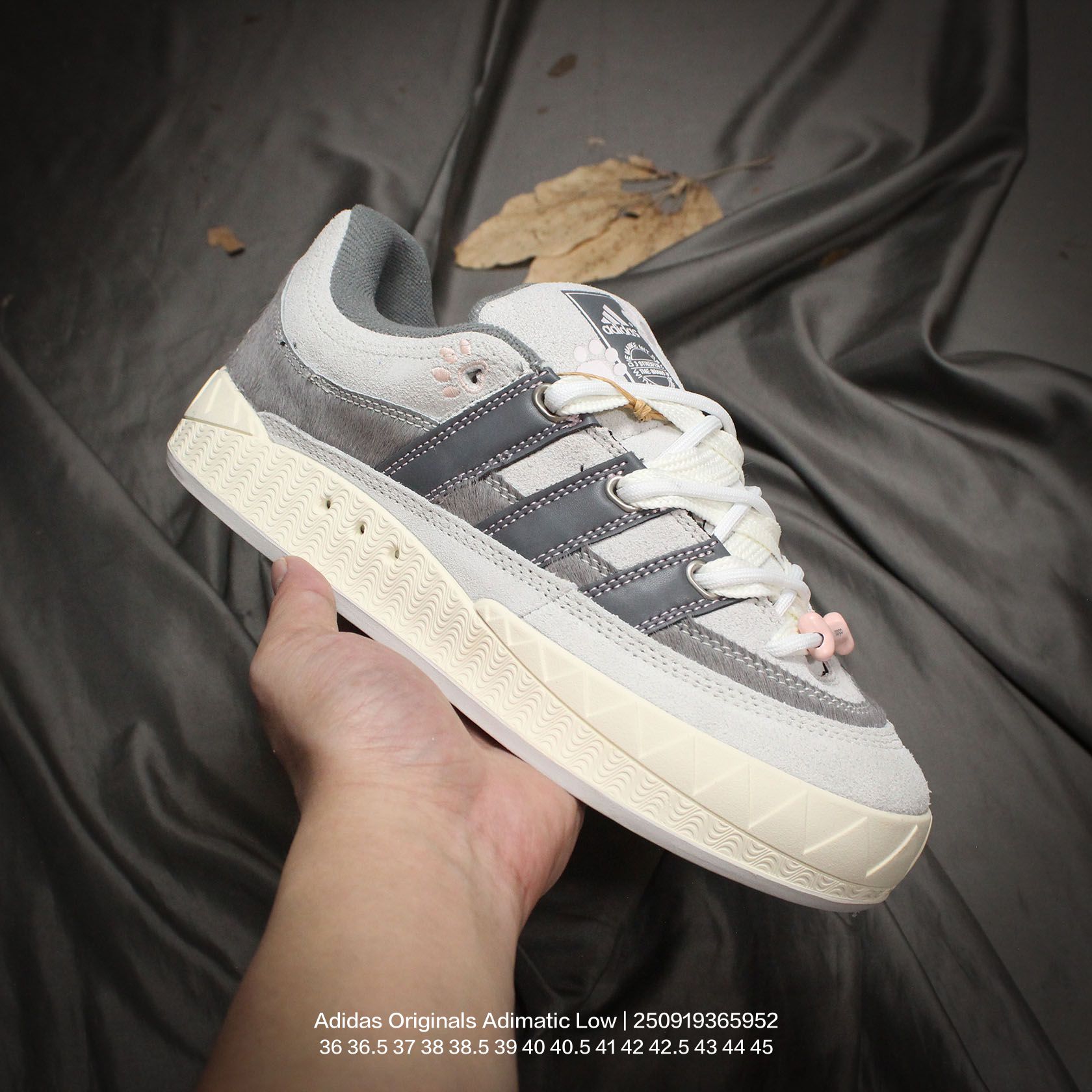 💰150
Adidas/阿迪达斯 原装档案原数据纸版楦型,采用硬质牛剖革鞋面材质,原数据开发橡胶隔色大底❗超火的阿迪达斯「鲨鱼面包鞋」新联名开启,中底造型有点酷!阿迪达斯Adidas Originals Adimatic Low"HOMMAGE"马蒂奇系列低帮复古鲨鱼面包休闲运动休闲滑板板鞋
类型:男女鞋
码数:36 36.5 37 38 38.5 39 40 40.5 41 42 42.5 43 44 45
编码:250919365.952