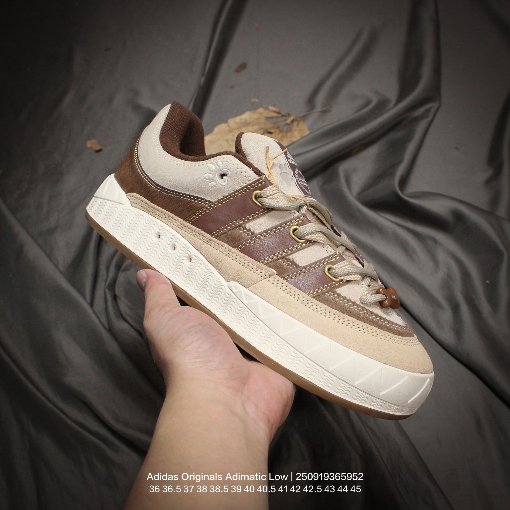 💰150
Adidas/阿迪达斯 原装档案原数据纸版楦型,采用硬质牛剖革鞋面材质,原数据开发橡胶隔色大底❗超火的阿迪达斯「鲨鱼面包鞋」新联名开启,中底造型有点酷!阿迪达斯Adidas Originals Adimatic Low"HOMMAGE"马蒂奇系列低帮复古鲨鱼面包休闲运动休闲滑板板鞋
类型:男女鞋
码数:36 36.5 37 38 38.5 39 40 40.5 41 42 42.5 43 44 45
编码:250919365.952