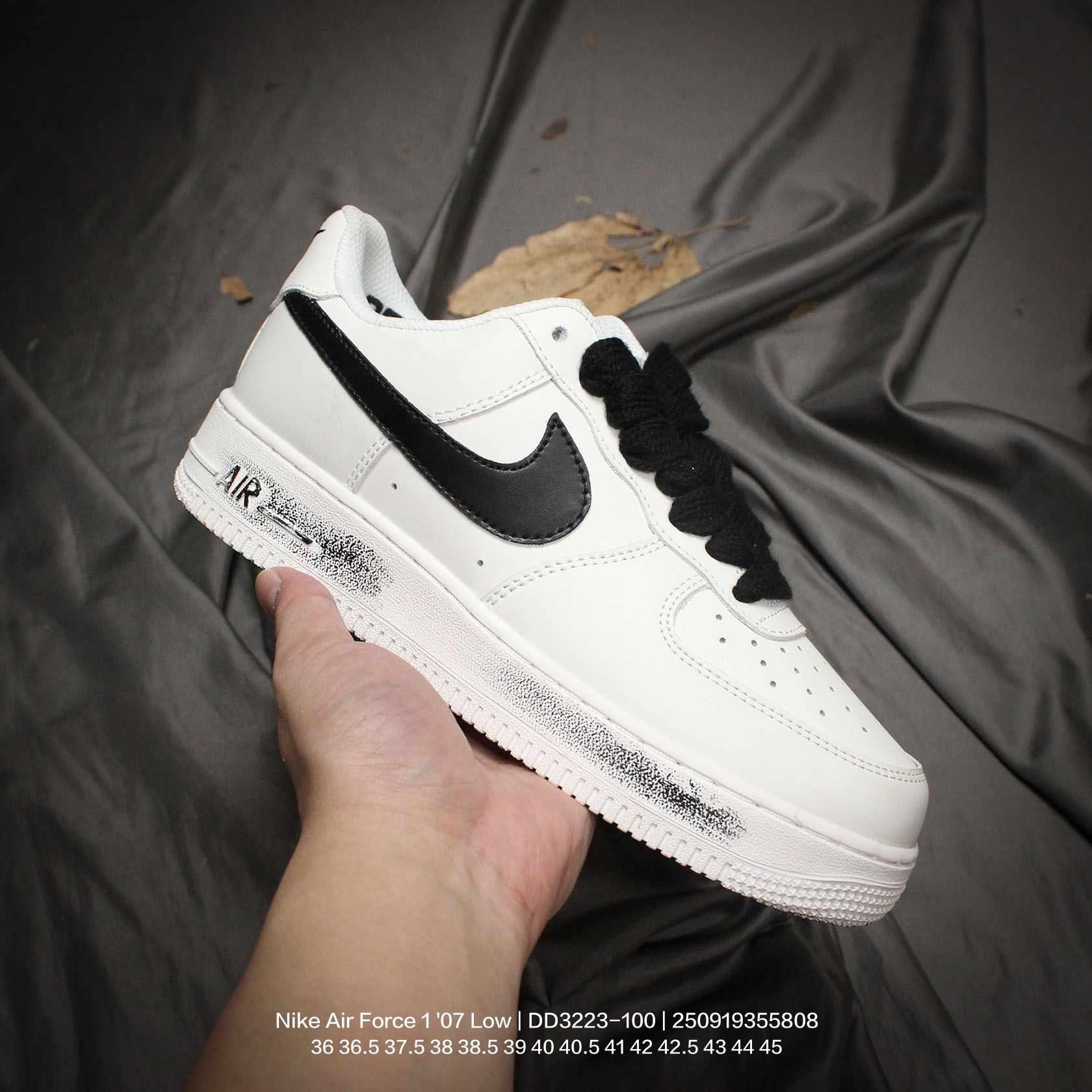 💰140
Nike/耐克 原楦原纸版数据开发版型，进口正确聚氨酯黑色半透明涂层处理，隐藏惊喜刮刮乐涂鸦效果，原鞋校准3D喷绘打印图案颜色，白色涂层显现半透明状态，区别市面所有不透版本❌，内置全掌air sole气垫❗神鞋降临第二代白色款,携手G-Dragon权志龙个人品牌🌼PEACEMINUSONE x Nike Air Force 1 "07 Low"Para-Noise 2.0"空军低帮经典百搭休闲运动板鞋“2.0皮革白黑小雏 DD3223-100

类型：男女鞋
码数：36 36.5 37.5 38 38.5 39 40 40.5 41 42 42.5 43 44 45
编码：250919355.808