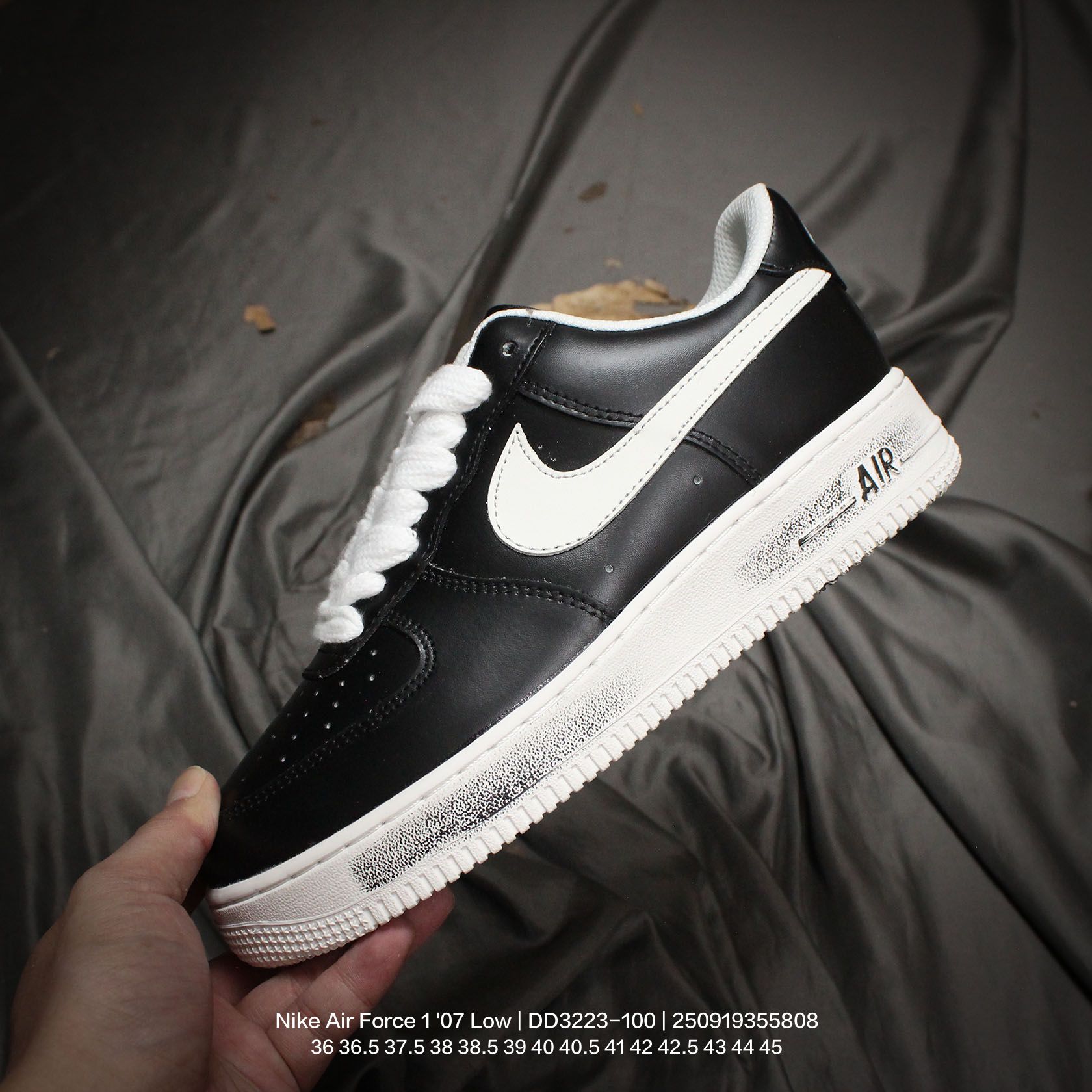 💰140
Nike/耐克 原楦原纸版数据开发版型，进口正确聚氨酯黑色半透明涂层处理，隐藏惊喜刮刮乐涂鸦效果，原鞋校准3D喷绘打印图案颜色，白色涂层显现半透明状态，区别市面所有不透版本❌，内置全掌air sole气垫❗神鞋降临第二代白色款,携手G-Dragon权志龙个人品牌🌼PEACEMINUSONE x Nike Air Force 1 "07 Low"Para-Noise 2.0"空军低帮经典百搭休闲运动板鞋“2.0皮革白黑小雏 DD3223-100

类型：男女鞋
码数：36 36.5 37.5 38 38.5 39 40 40.5 41 42 42.5 43 44 45
编码：250919355.808