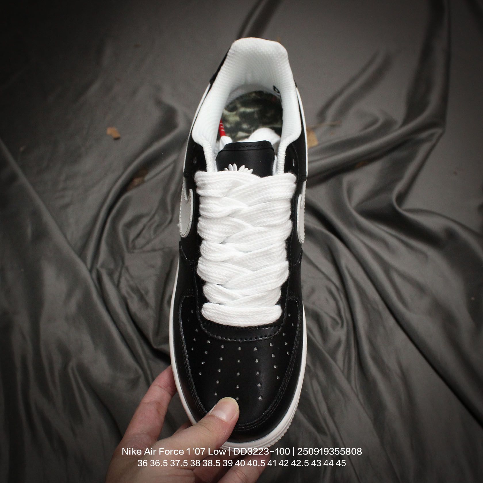 💰140
Nike/耐克 原楦原纸版数据开发版型，进口正确聚氨酯黑色半透明涂层处理，隐藏惊喜刮刮乐涂鸦效果，原鞋校准3D喷绘打印图案颜色，白色涂层显现半透明状态，区别市面所有不透版本❌，内置全掌air sole气垫❗神鞋降临第二代白色款,携手G-Dragon权志龙个人品牌🌼PEACEMINUSONE x Nike Air Force 1 "07 Low"Para-Noise 2.0"空军低帮经典百搭休闲运动板鞋“2.0皮革白黑小雏 DD3223-100

类型：男女鞋
码数：36 36.5 37.5 38 38.5 39 40 40.5 41 42 42.5 43 44 45
编码：250919355.808