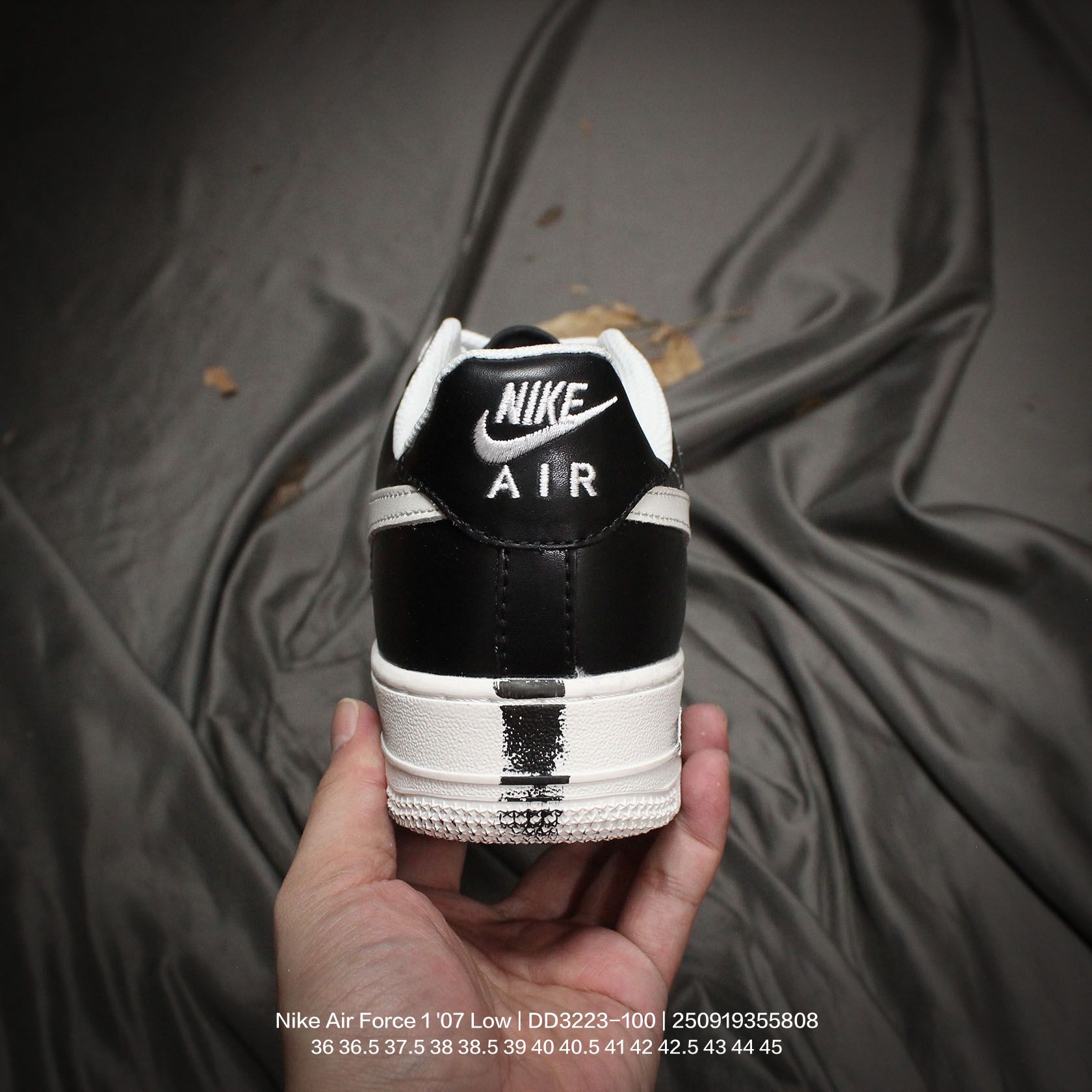 💰140
Nike/耐克 原楦原纸版数据开发版型，进口正确聚氨酯黑色半透明涂层处理，隐藏惊喜刮刮乐涂鸦效果，原鞋校准3D喷绘打印图案颜色，白色涂层显现半透明状态，区别市面所有不透版本❌，内置全掌air sole气垫❗神鞋降临第二代白色款,携手G-Dragon权志龙个人品牌🌼PEACEMINUSONE x Nike Air Force 1 "07 Low"Para-Noise 2.0"空军低帮经典百搭休闲运动板鞋“2.0皮革白黑小雏 DD3223-100

类型：男女鞋
码数：36 36.5 37.5 38 38.5 39 40 40.5 41 42 42.5 43 44 45
编码：250919355.808