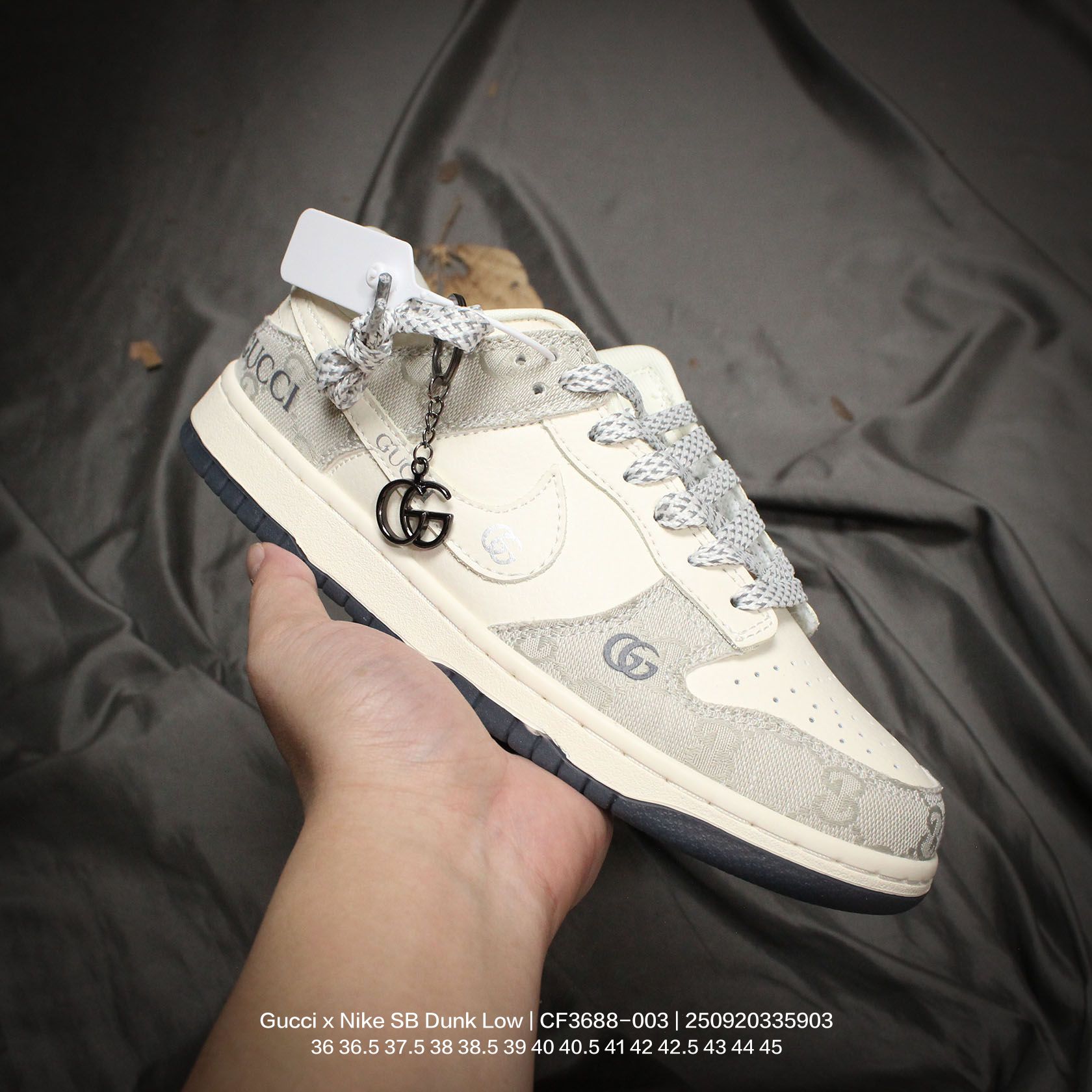 💰120
Nike/耐克 男女鞋真标半码制，全新2021版更新数据窄楦翘头版型，采用硬质牛剖革组合GG提花帆布鞋面材质，大厂水平严控清洁度，缜密拉帮中底布，鞋垫嵌EVA缓震物料及背胶，全新窄版翘头耐磨橡胶大底❗️创意定制配色,联乘意大利奢侈品牌-古驰Gucci x Nike SB Dunk Low"Esquisite Gucci"扣篮系列低帮休闲运动滑板板鞋“拼接奶白浅白GG布 CF3688-003

类型：男女鞋
码数：36 36.5 37.5 38 38.5 39 40 40.5 41 42 42.5 43 44 45
编码：250920335.903