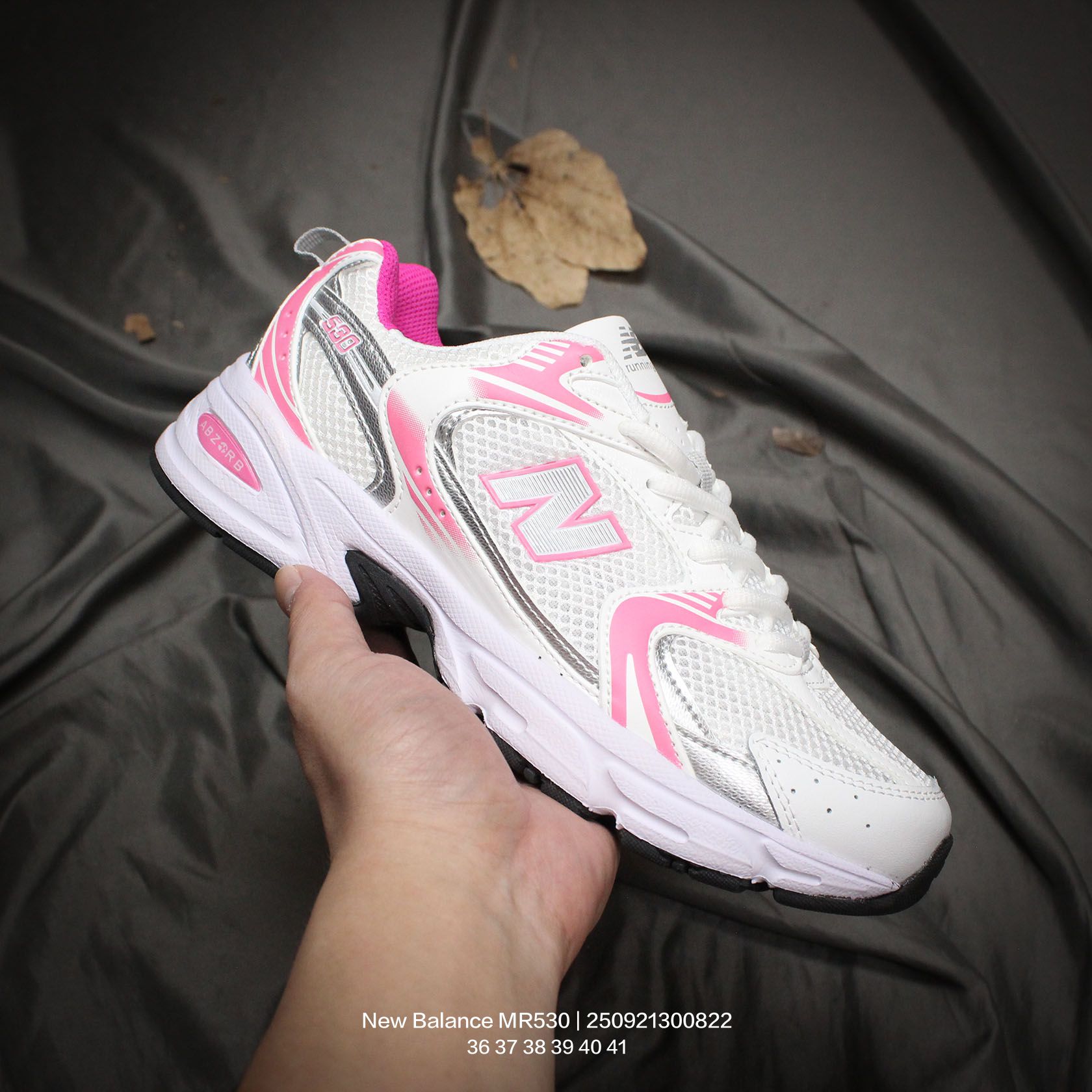 New Balance/新百伦 原楦原数据开发纸版,采用优质纤维革+透气网眼布材质材质,独立3层组合大底私模,正确独立中底嵌入ABZORB缓震材质❗️小红书穿搭款式,NB新百伦New Balance MR530系列复古老爹风网布跑步休闲运动鞋. 类型:男女鞋 编码:250921300.822