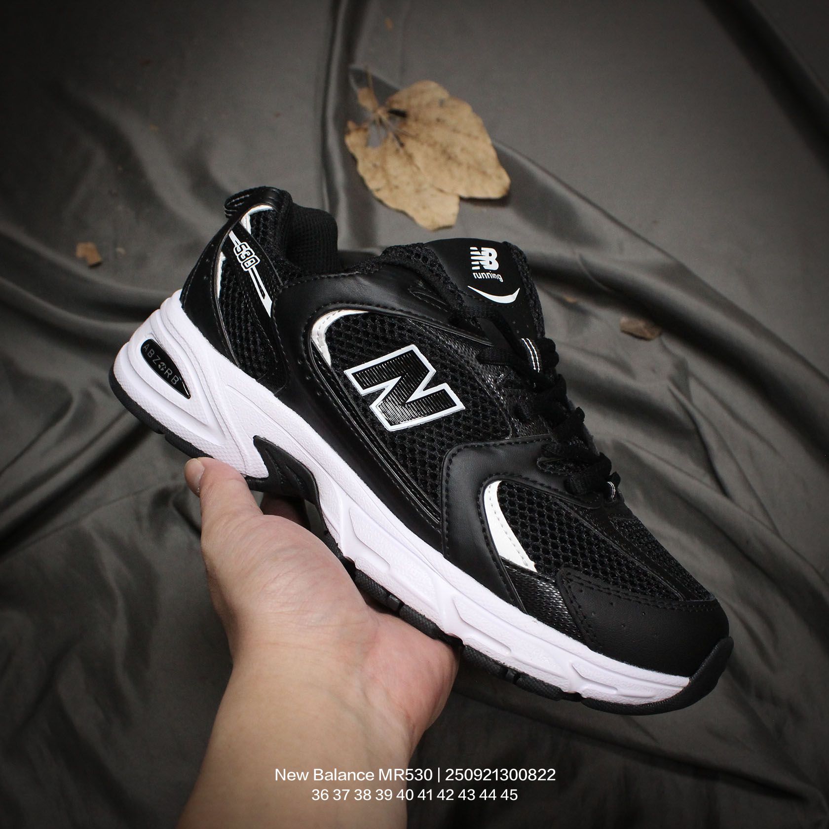 New Balance/新百伦 原楦原数据开发纸版,采用优质纤维革+透气网眼布材质材质,独立3层组合大底私模,正确独立中底嵌入ABZORB缓震材质❗️小红书穿搭款式,NB新百伦New Balance MR530系列复古老爹风网布跑步休闲运动鞋. 类型:男女鞋 编码:250921300.822