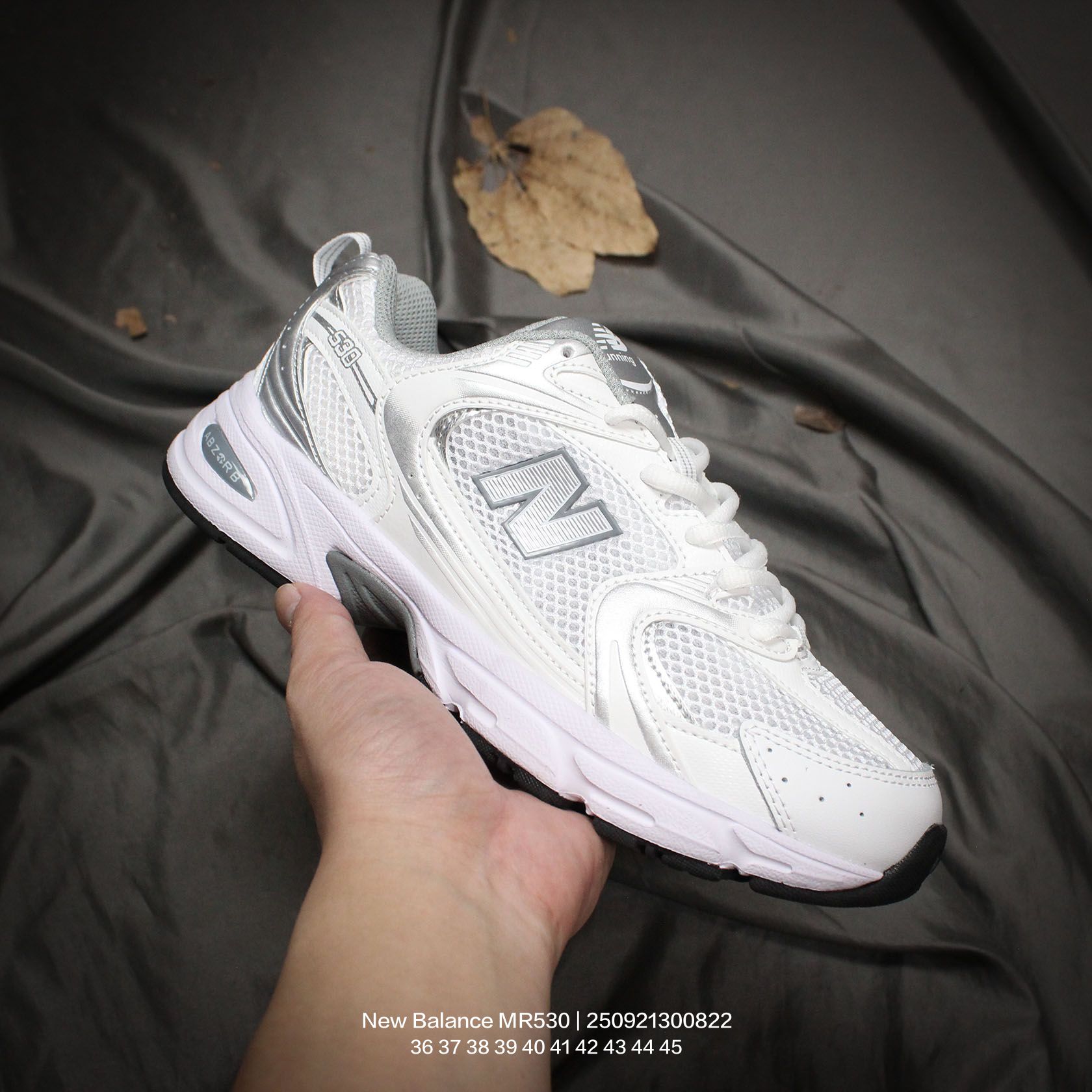 New Balance/新百伦 原楦原数据开发纸版,采用优质纤维革+透气网眼布材质材质,独立3层组合大底私模,正确独立中底嵌入ABZORB缓震材质❗️小红书穿搭款式,NB新百伦New Balance MR530系列复古老爹风网布跑步休闲运动鞋. 类型:男女鞋 编码:250921300.822