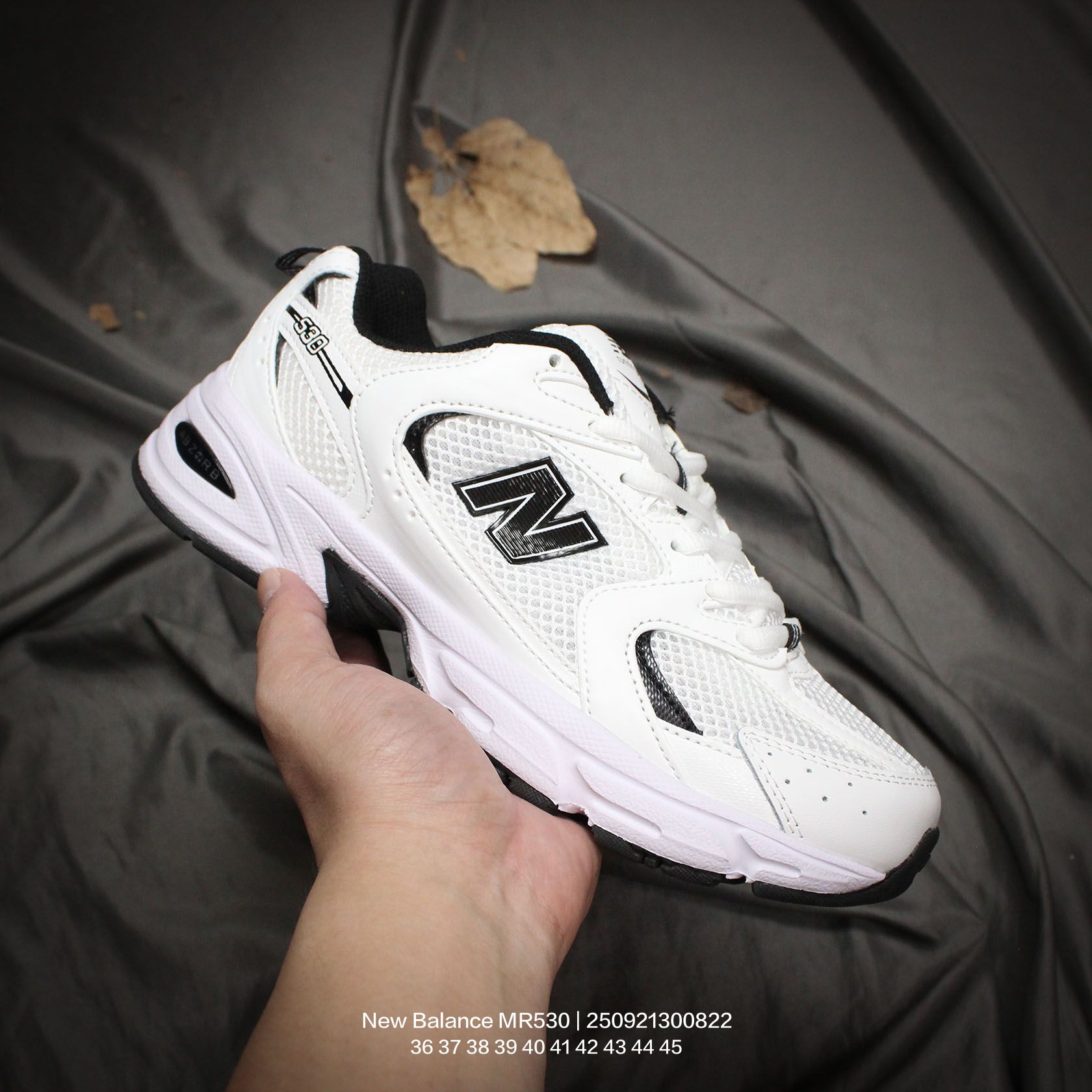 New Balance/新百伦 原楦原数据开发纸版,采用优质纤维革+透气网眼布材质材质,独立3层组合大底私模,正确独立中底嵌入ABZORB缓震材质❗️小红书穿搭款式,NB新百伦New Balance MR530系列复古老爹风网布跑步休闲运动鞋. 类型:男女鞋 编码:250921300.822