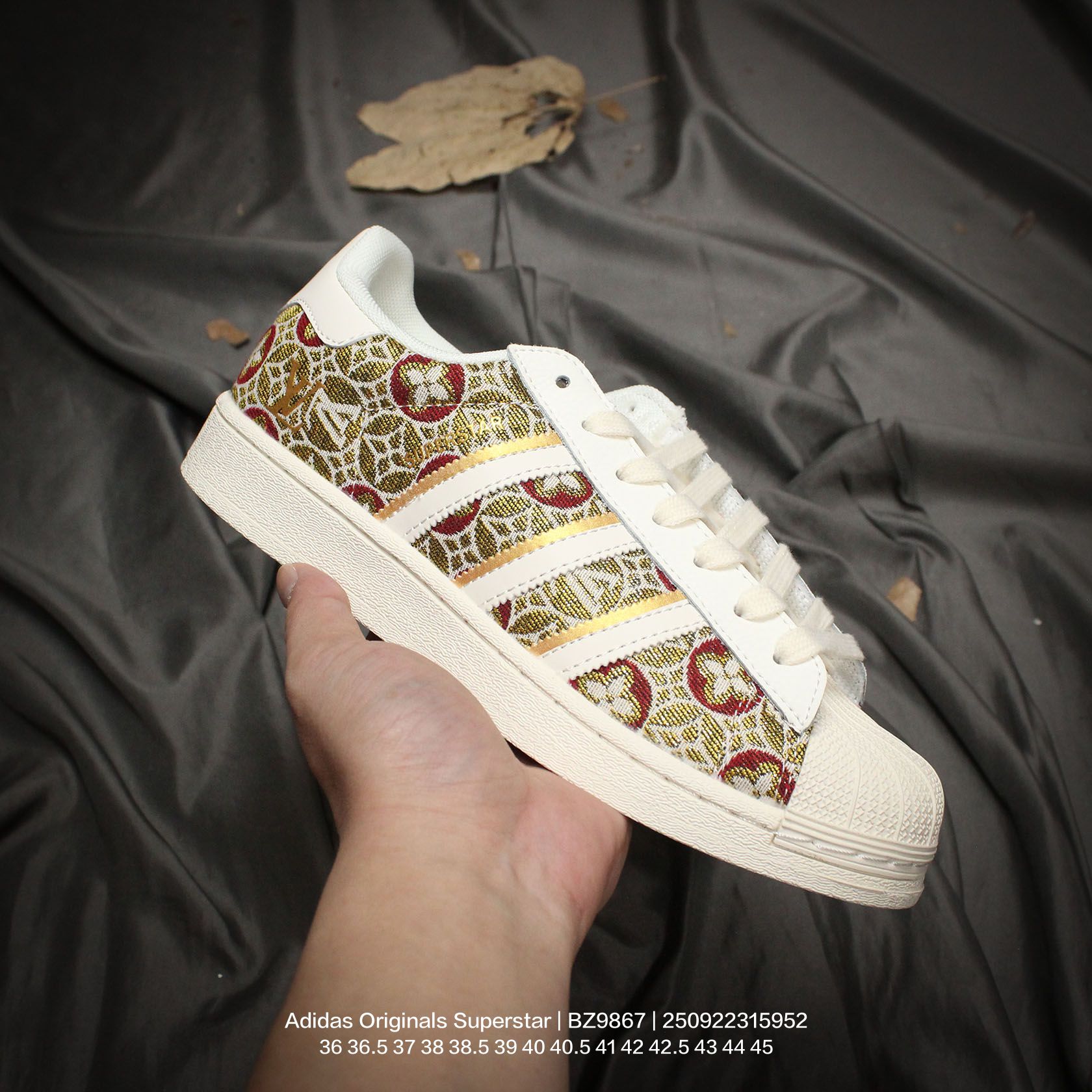 Adidas/阿迪达斯 男女鞋真标半码制,升级原楦原纸版开发,采用荔枝纹牛剖革鞋面材质,2020改良全包围鞋垫,正确2020版鞋底模具及扇贝头盖片❗创意定制配色,法国顶级高奢品牌·路易威登Louis Vuitton x Adidas Originals Superstar"LV Monogram"经典贝壳头系列低帮百搭休闲运动板鞋 BZ9867 类型:男女鞋 编码:250922315.952