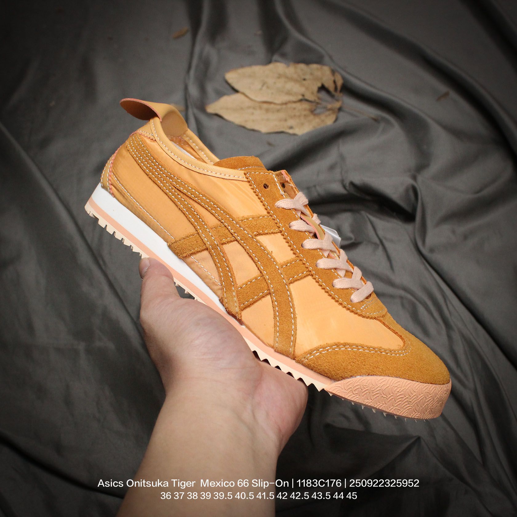 💰110
Asics/亚瑟士 原楦原纸版开发版型，采用涤纶加密帆布面料,舒适透气，内嵌OrthoLite(欧索莱)透气吸汗鞋垫贴，搭载定型中底纸板及钢印效果，外置环保切片组合轻质MD发泡防滑橡胶外底❗️日产经典老牌-鬼塚虎/Onitsuka Tiger  Mexico 66 Slip-On 墨西哥系列复古经典百搭一脚蹬松紧带休闲帆布慢跑鞋 1183C176

类型：男女鞋
码数：36 37 38 39 39.5 40.5 41.5 42 42.5 43.5 44 45
编码：250922325.952